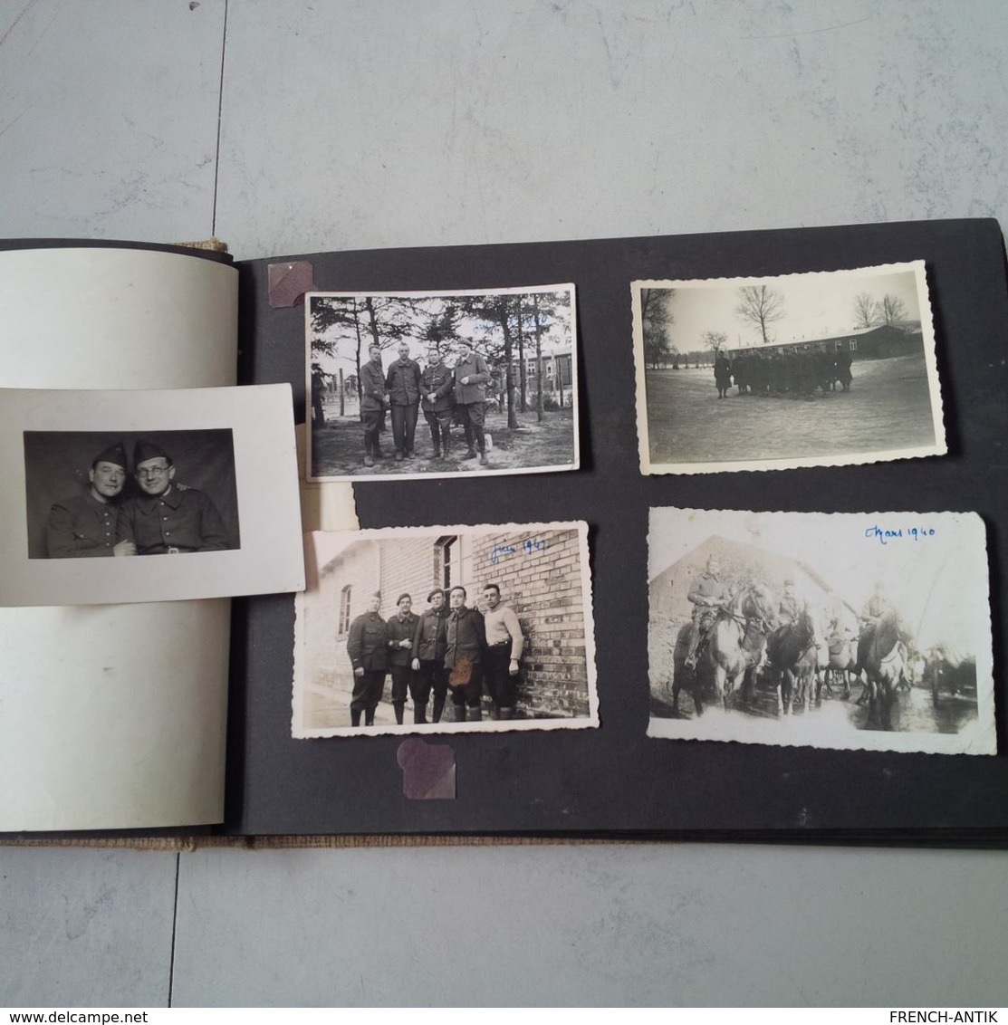 ALBUM MILITARIA GUERRE ET CAPTIVITE CAMP STARGARD IM POMMERN 1940 SCENE DE VIE THEATRE DONT TRAVESTIE CIMETIERE SPORT - Guerra, Militari