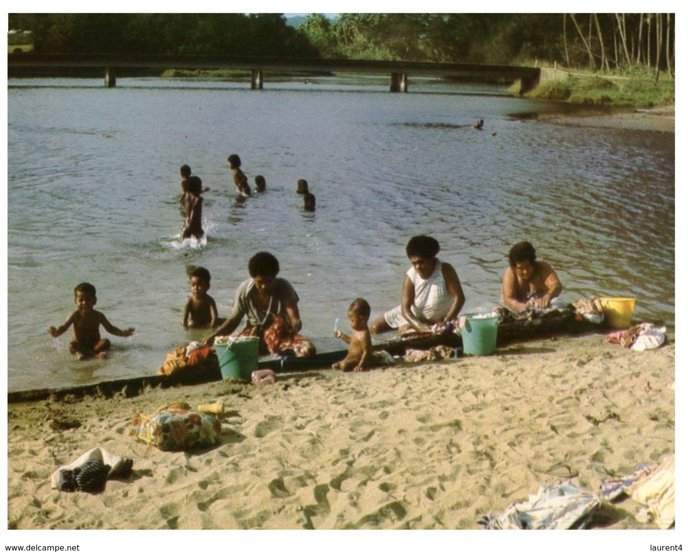 (A 33) Fiji - Women Cleaning Cloth In River - Fiji