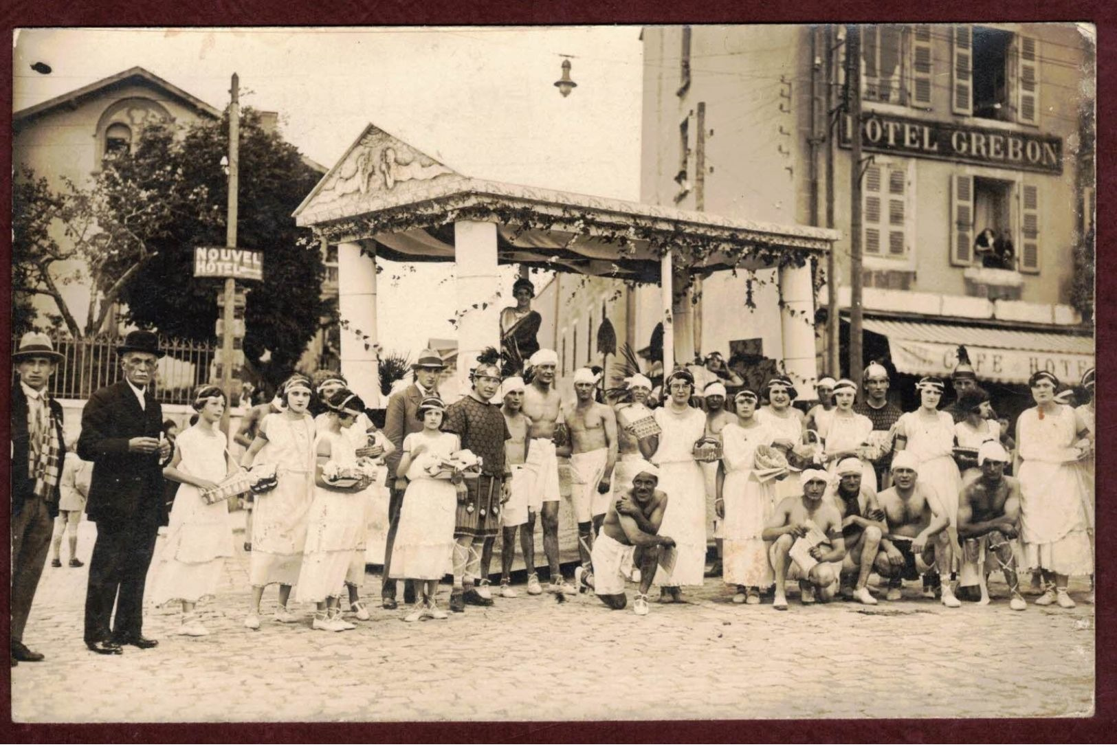 Carte Photo Oyonnax  - Hôtel Grebon  - Char - Déguisement    * Ain 01100 * Fête De Bienfaisance - La Fête Des Fleurs - Oyonnax