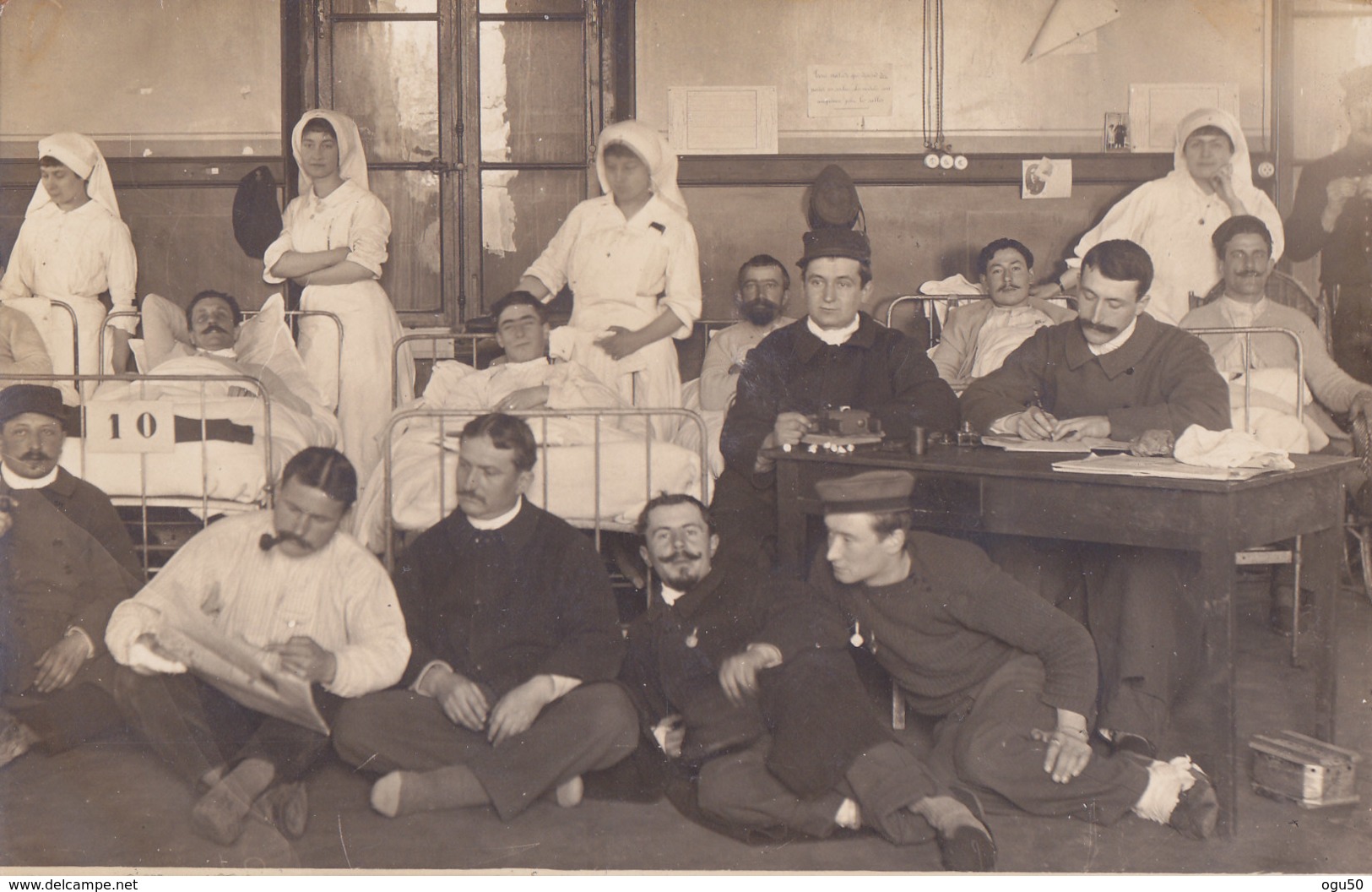 Non Située (Carte Photo) - Infirmières Et Militaires Dans La Chambre D'un Hopital - To Identify