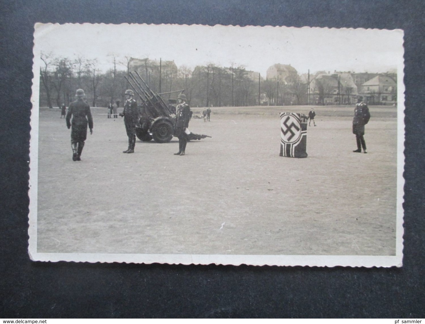 Echtfoto Um 1940 Militärparade Wehrmacht Mit Geschütz Und Hakenkreuzfahne Photohaus Zemann, Komotau Sudetenland - War, Military