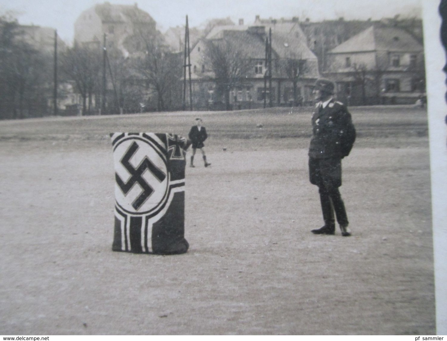 Echtfoto Um 1940 Militärparade Wehrmacht Mit Geschütz Und Hakenkreuzfahne Photohaus Zemann, Komotau Sudetenland - War, Military