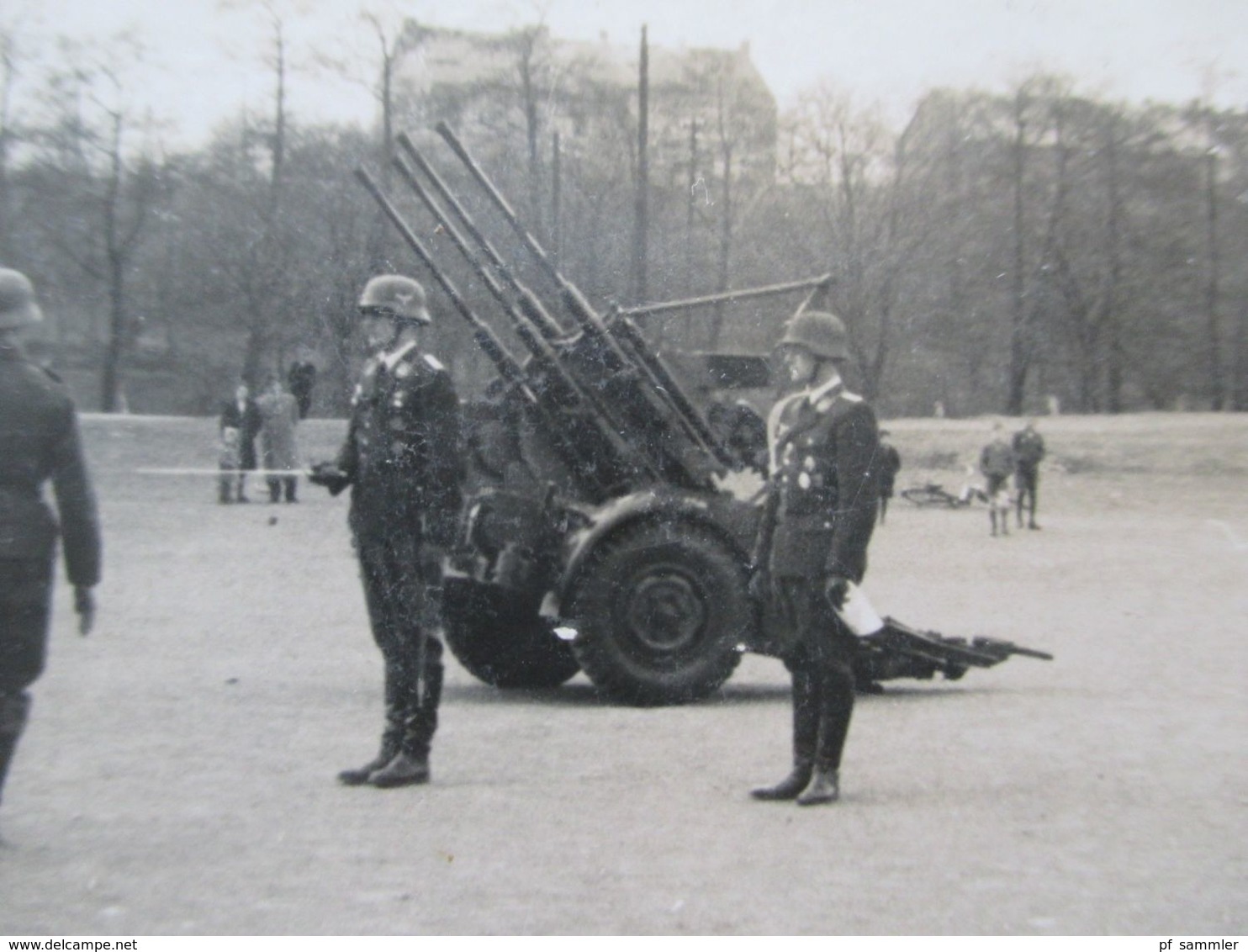 Echtfoto Um 1940 Militärparade Wehrmacht Mit Geschütz Und Hakenkreuzfahne Photohaus Zemann, Komotau Sudetenland - War, Military