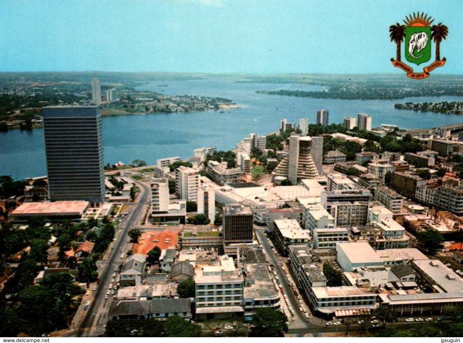 CPM - ABIDJAN - VUE AERIENNE Du PLATEAU ... Au Loin Hôtel IVOIRE -  Edition R.Barnoin - Côte-d'Ivoire