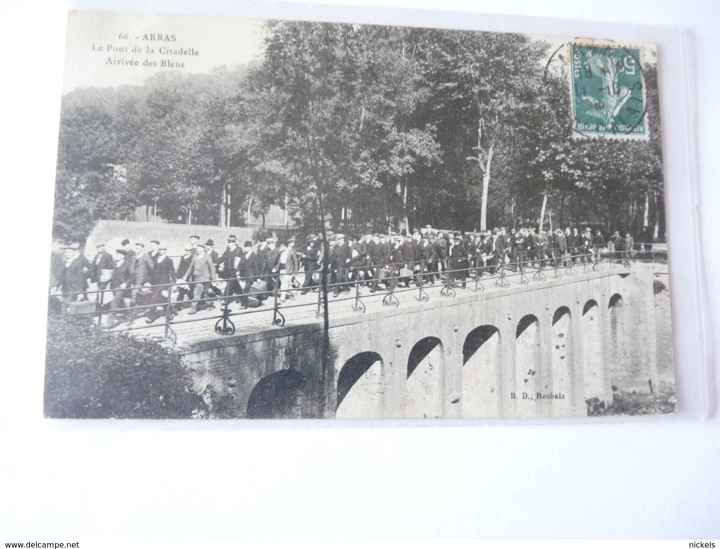 A Vendre Carte Postale , Le Pont De La Citadelle . Arrivée Des Bleus Petit Prix - Arras