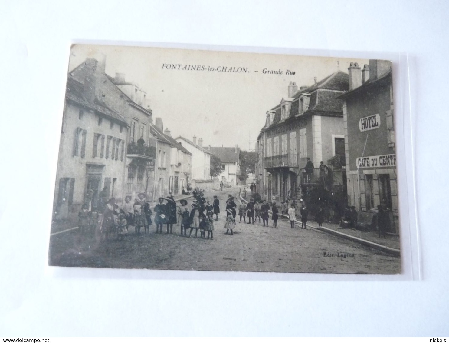 A Vendre Carte Postale De Fontaines Les Chalon . Grande Rue. Nombreux Personnages Petit Prix - Autres & Non Classés