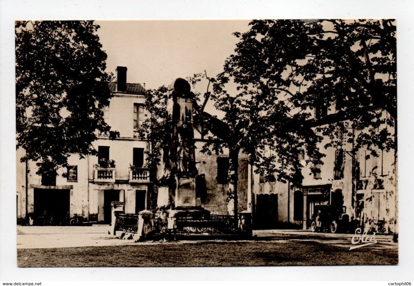 - CPA SAINTE-LIVRADE-SUR-LOT (47) - Monument Aux Morts - Place De La Mairie - Edition CHATAGNEAU 601 - - Other & Unclassified