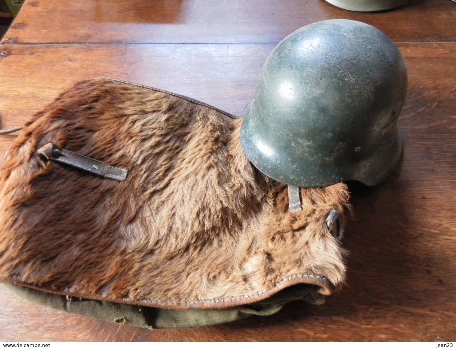 Armée Allemande Casque 39 X 45 Et Son Avresac  En L'état - Helme & Hauben