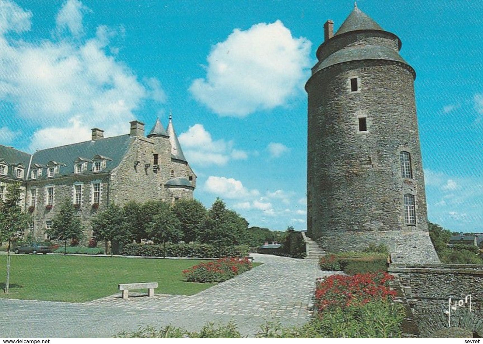 CHATEAUGIRON. -  Le Château Et Le Donjon. CPM - Châteaugiron