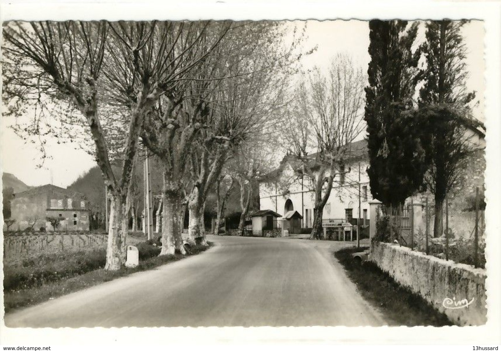 Carte Postale La Roquebrussanne - L'Entrée Du Village - La Roquebrussanne