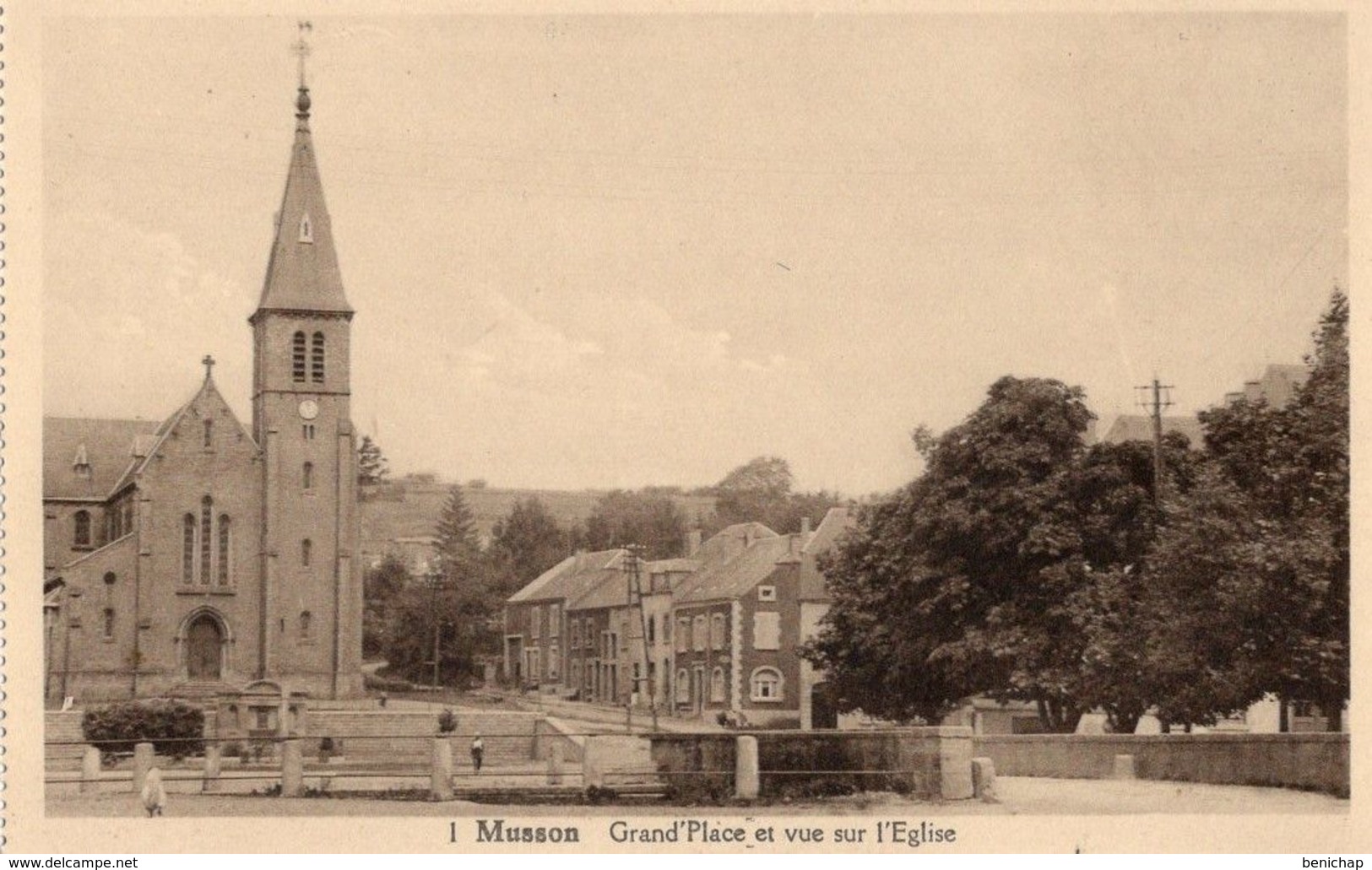 CPA MUSSON - GRAND'PLACE ET VUE SUR L'EGLISE -  NON VOYAGEE- NEUVE. - Musson