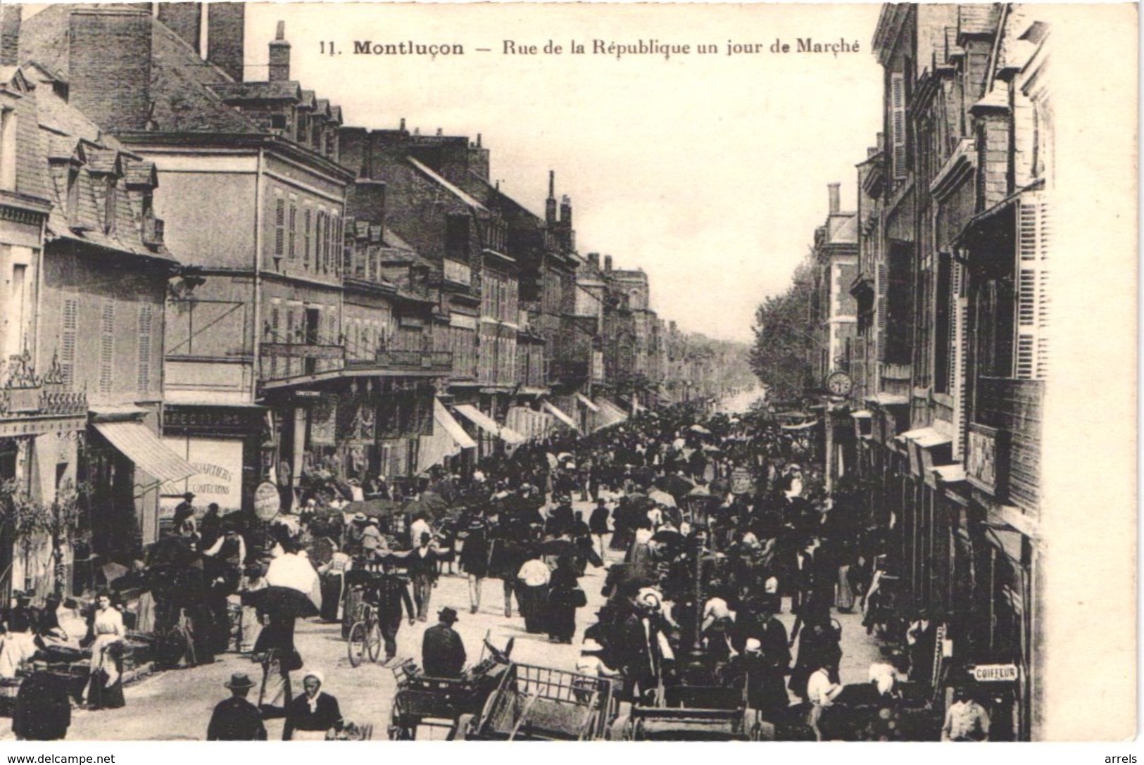 FR03 MONTLUCON - Jour De Marché Rue De La République - Animée - Belle - Montlucon