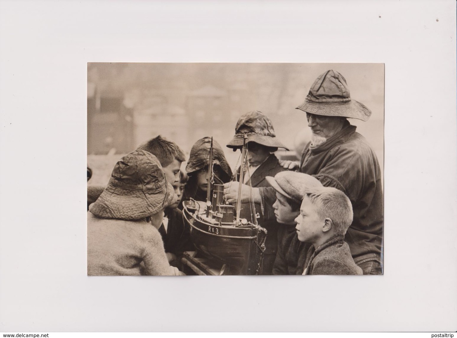 SONS OF THE SEA BOYS OF SUSSEX  19*14 Cm Fonds Victor FORBIN (1864-1947) - Barcos