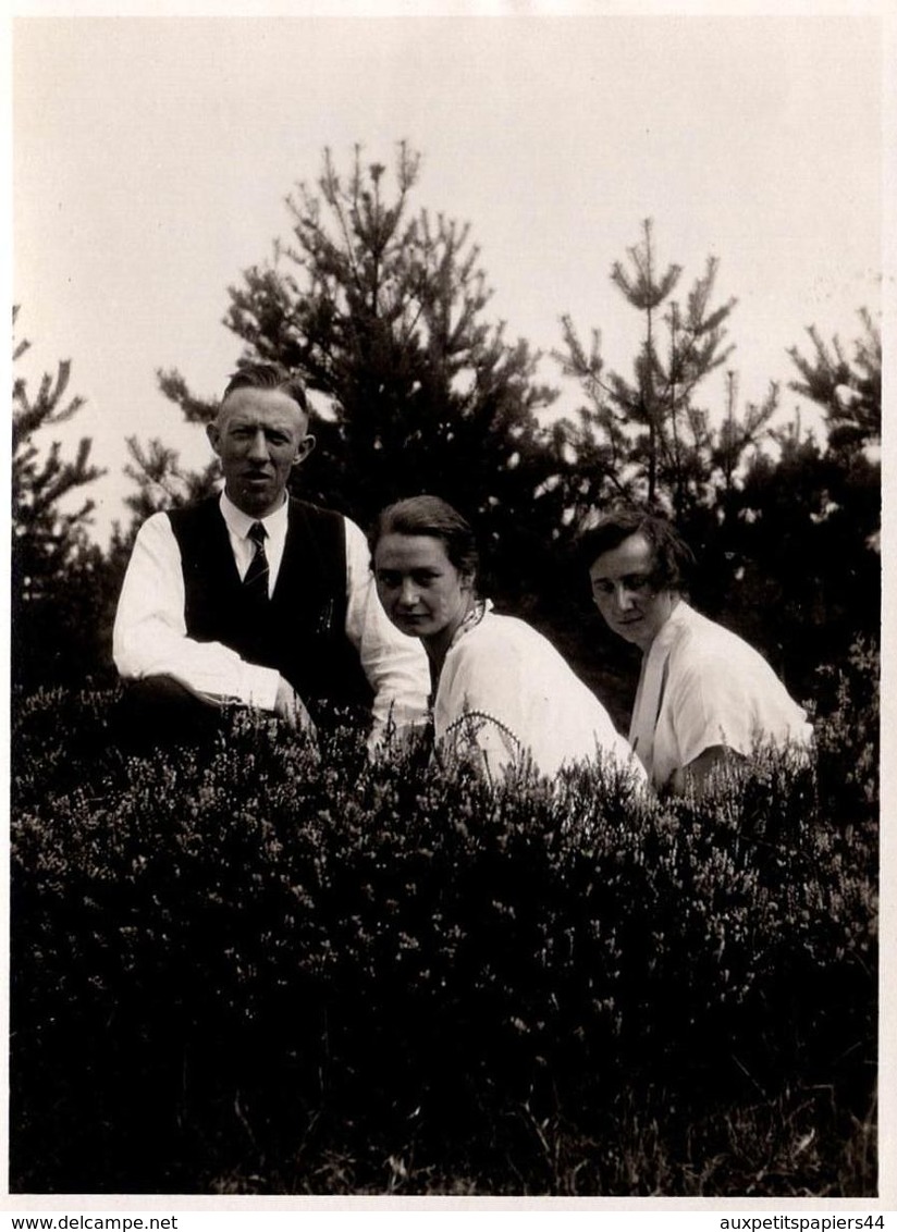 Amusante Photo Originale, Un Don Juan Dans La Bruyère : Entre Les Deux Mon Coeur Balance En 1929 & Ses 2 Prétendantes - Personnes Anonymes