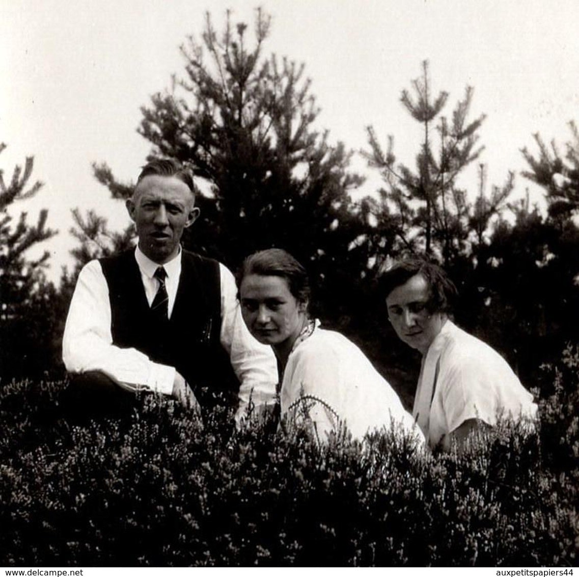 Amusante Photo Originale, Un Don Juan Dans La Bruyère : Entre Les Deux Mon Coeur Balance En 1929 & Ses 2 Prétendantes - Personnes Anonymes