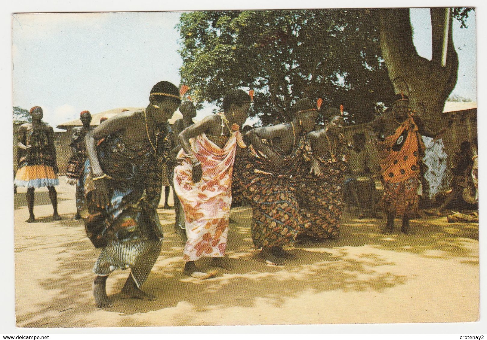 BENIN Danseuses à OUIDAH Librairie Gaston NEGRE Photos René MOSER En 1979 VOIR DOS TIMBRES - Benin