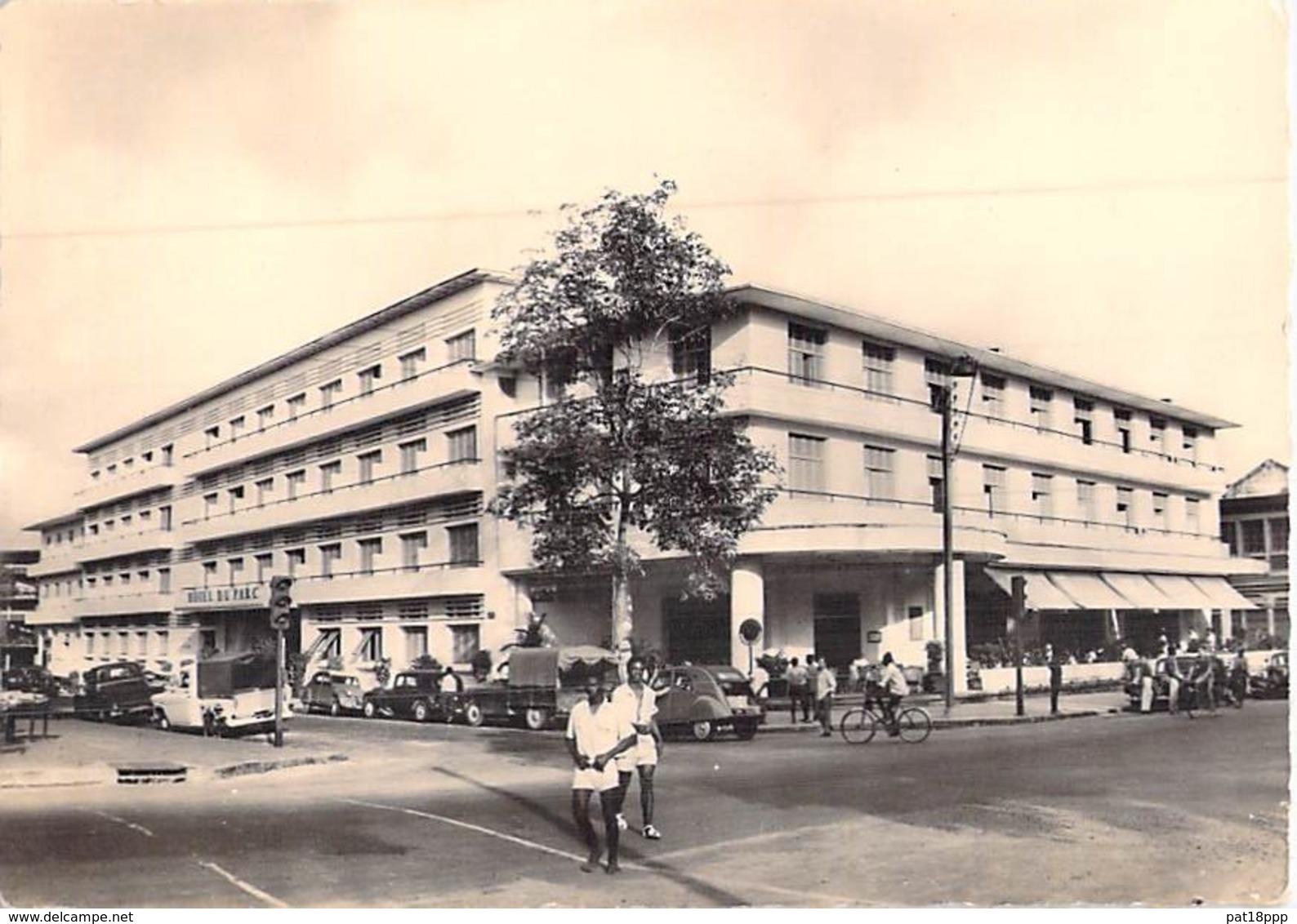 AFRIQUE NOIRE - COTE D'IVOIRE - ABIDJAN : Hotel Du Parc ( Animation - Automobiles ) CPSM Dentelée N/B Grand Format - - Côte-d'Ivoire