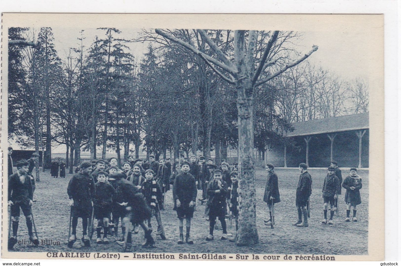 Loire - Charlieu - Institution Saint-Gildas - Sur La Cour De Récréation - Charlieu