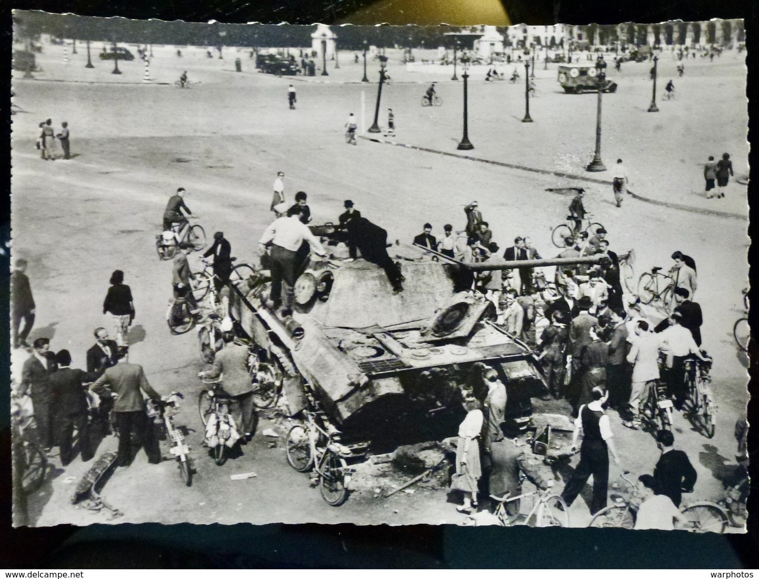 CARTE POSTALE _ CPA VINTAGE : Char PANTHER Détruit Place De La Concorde _ WW2 WWII  // CPA.L.Div44 - Guerre 1939-45