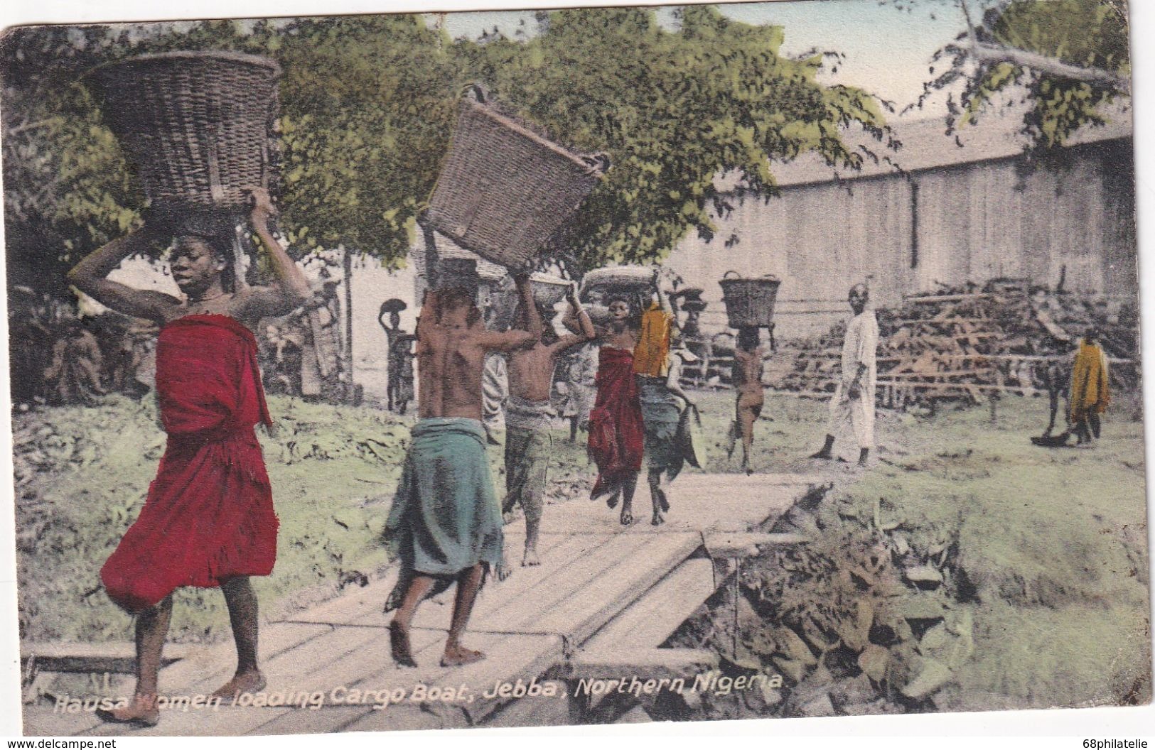 NIGERIA      CARTE  POSTALE DE JEBBA   HAUSA WOMEN LOADING CARGO BOAT - Nigeria