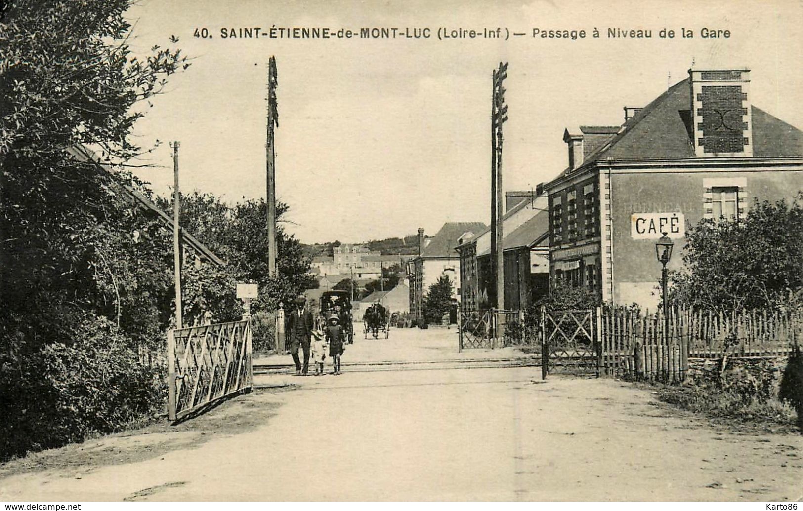 St Etienne De Montluc * Passage à Niveau De La Gare * Café * Ligne Chemin De Fer - Saint Etienne De Montluc