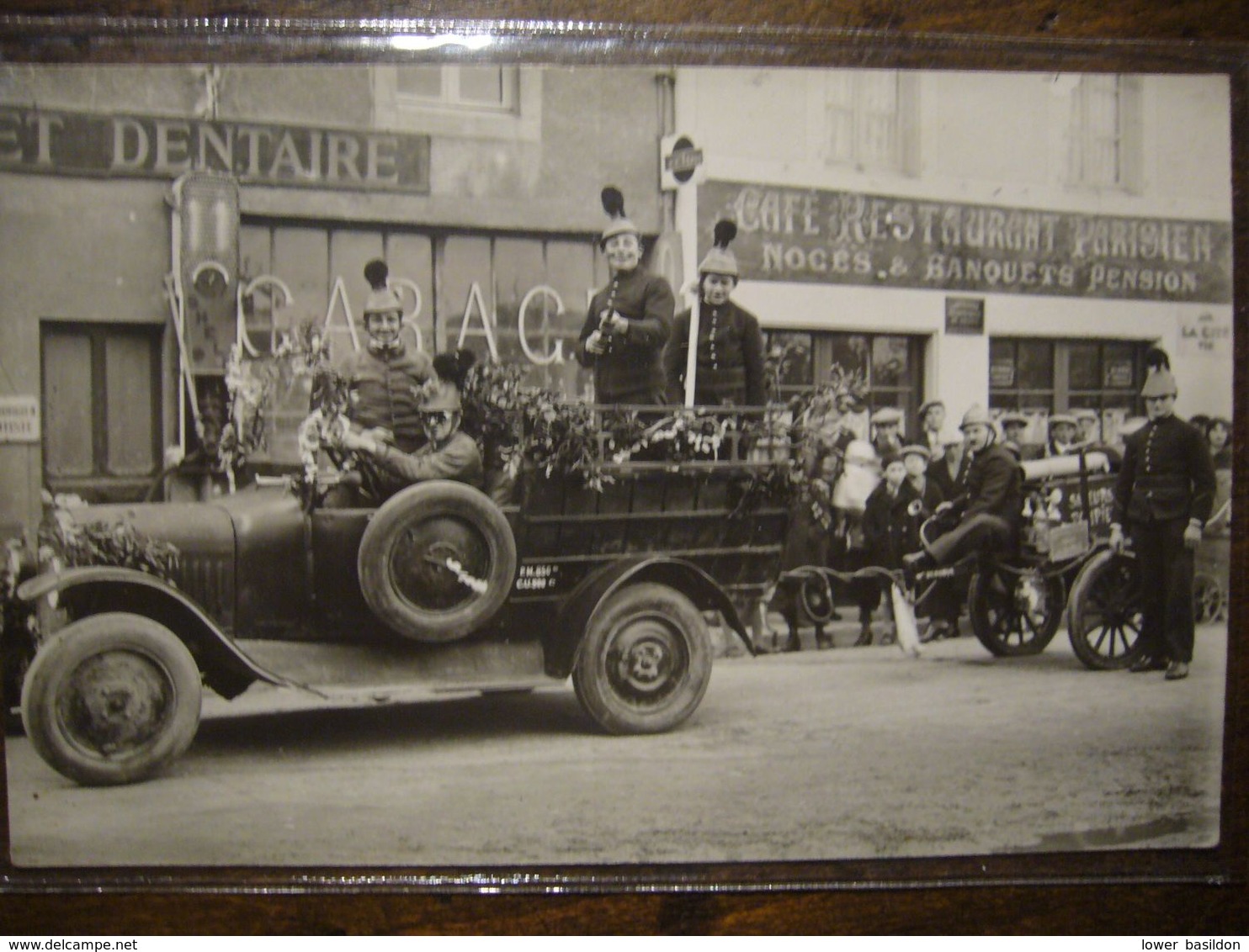 Carte-photo       EBREUIL     Carnaval 1932     Défilé Des Pompiers    (pliure Peu Visible) - Autres & Non Classés