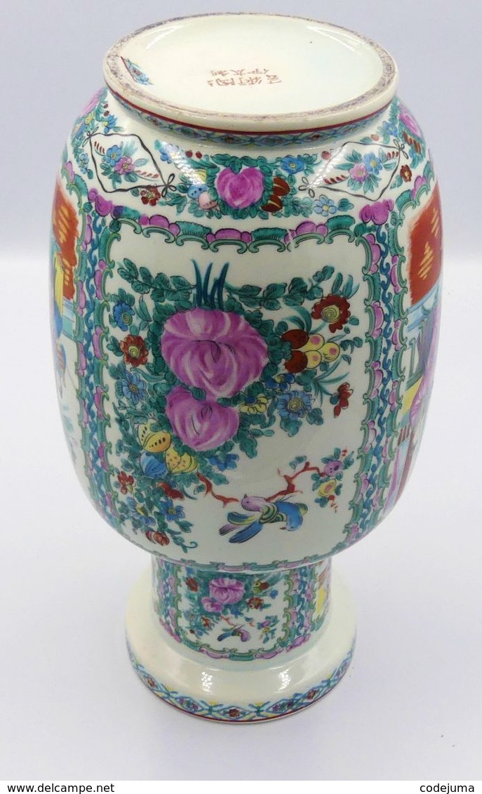 Vases balustres a decor de fleurs et de dignitaires chinois , chine XIX eme