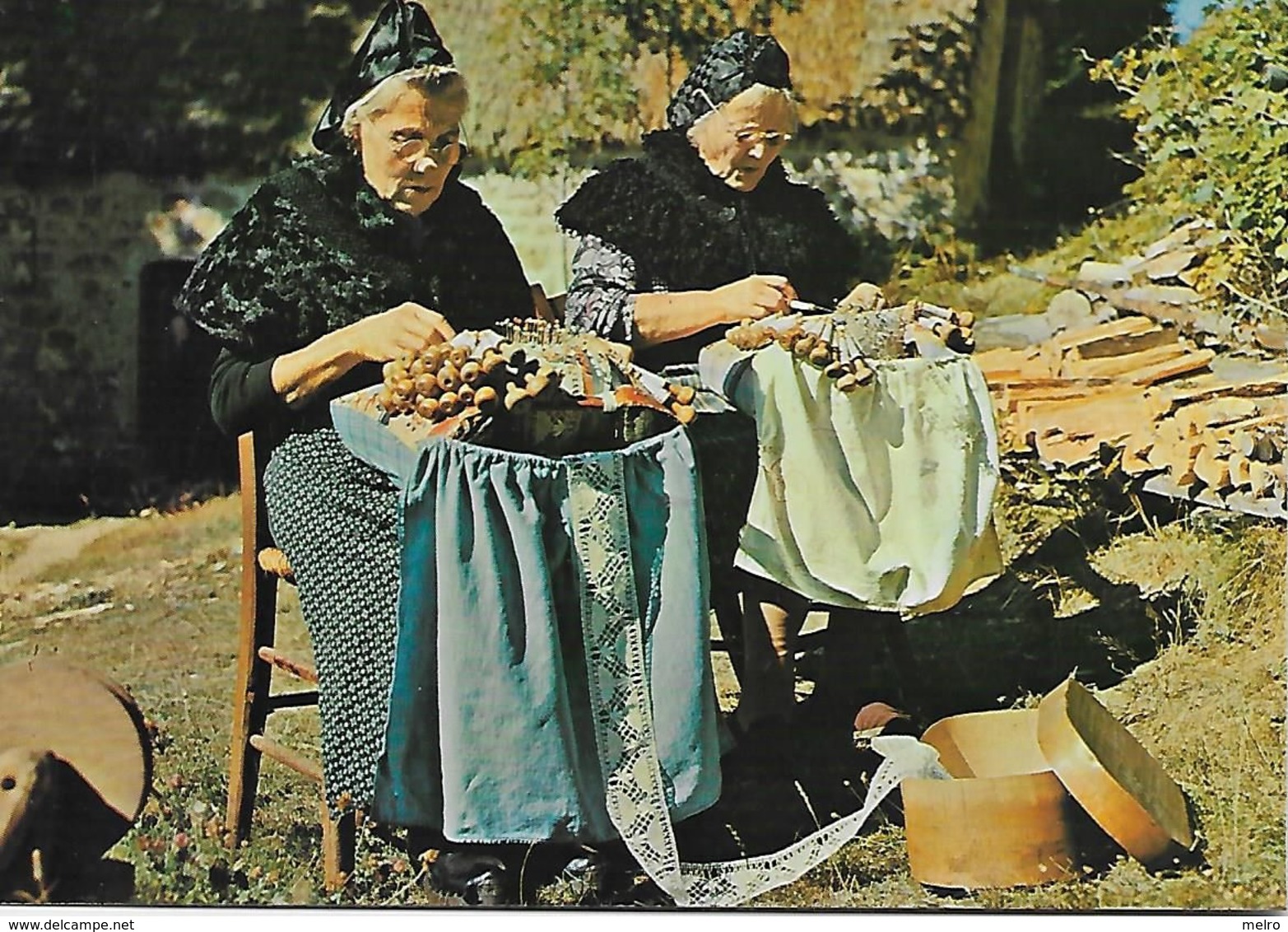 CPSM - Dentellières - Les Fuseaux Du Velay - Corsetés D'or , D'argent , De Lin. - Montfaucon En Velay