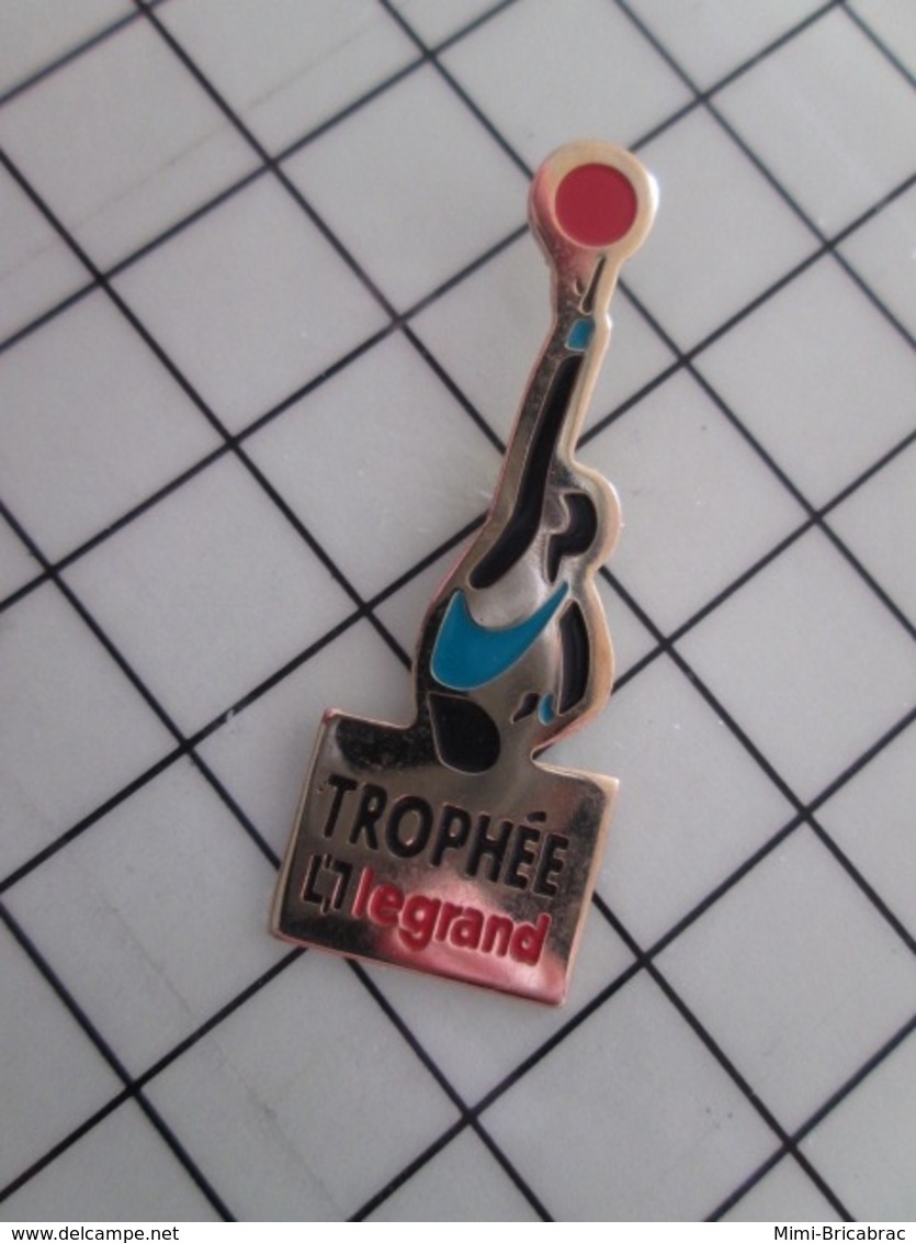 415b Pin's Pins / Rare & Belle Qualité !!! THEME : SPORTS / BASKET-BALL TROPHEE LEGRAND Par MDB - Basketball