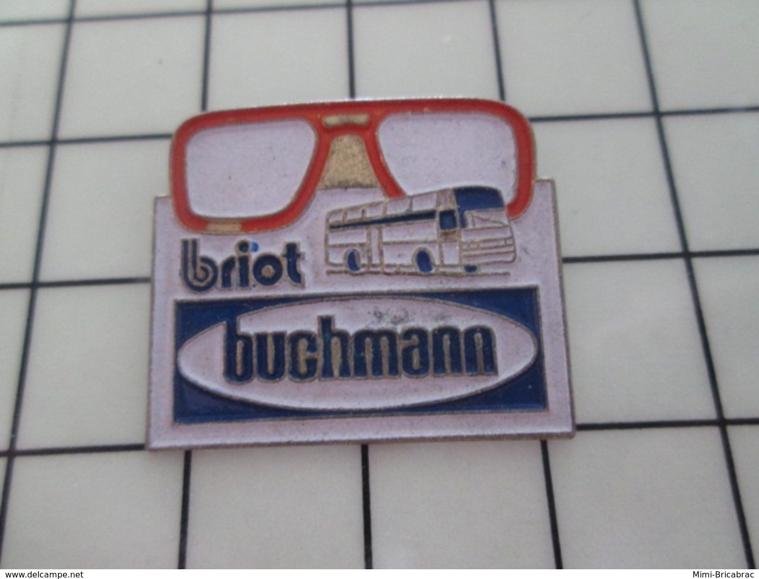 316b Pin's Pins / Beau Et Rare / THEME : TRANSPORTS / AUTOBUS BUCHANT LUNETTES - Transports