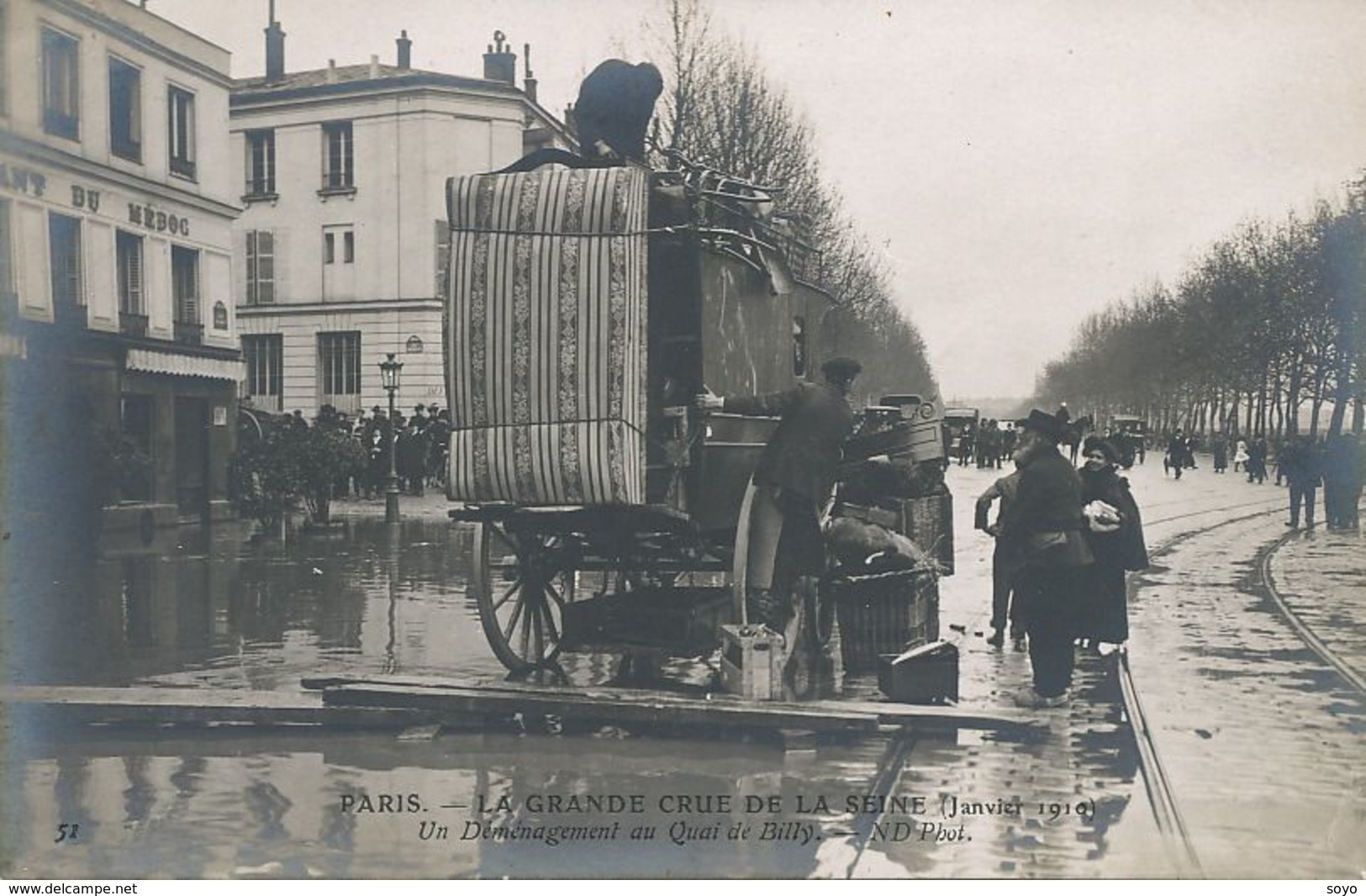 Diligence Déménagement Quai Debilly Paris . Moving Due To The Floods .  Restaurant Du Médoc - Taxis & Droschken