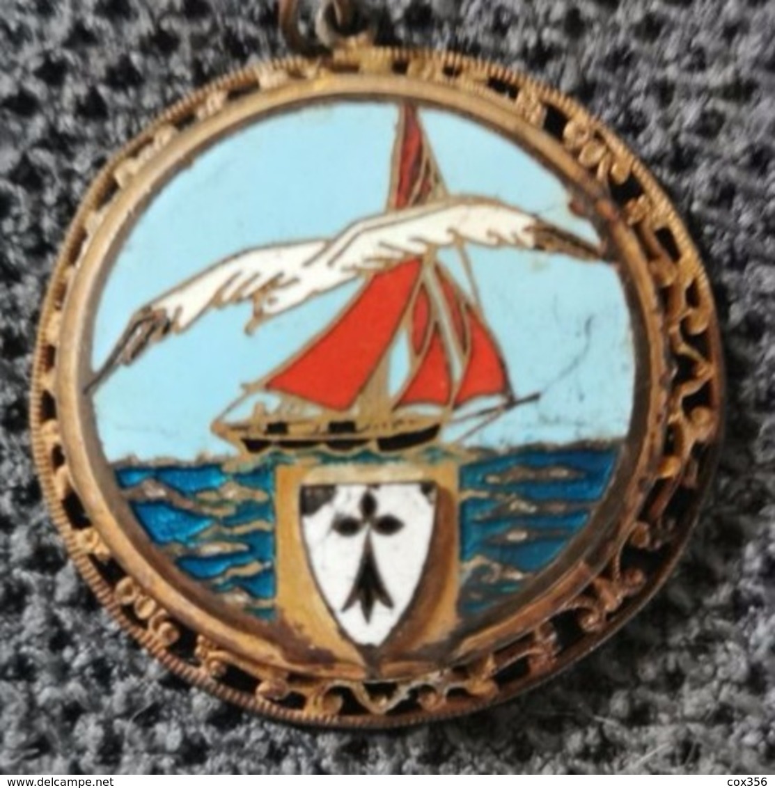 Pendentif Ancien émaillée Une Mouette Et Un Bateau Sigle Breton - Colgantes