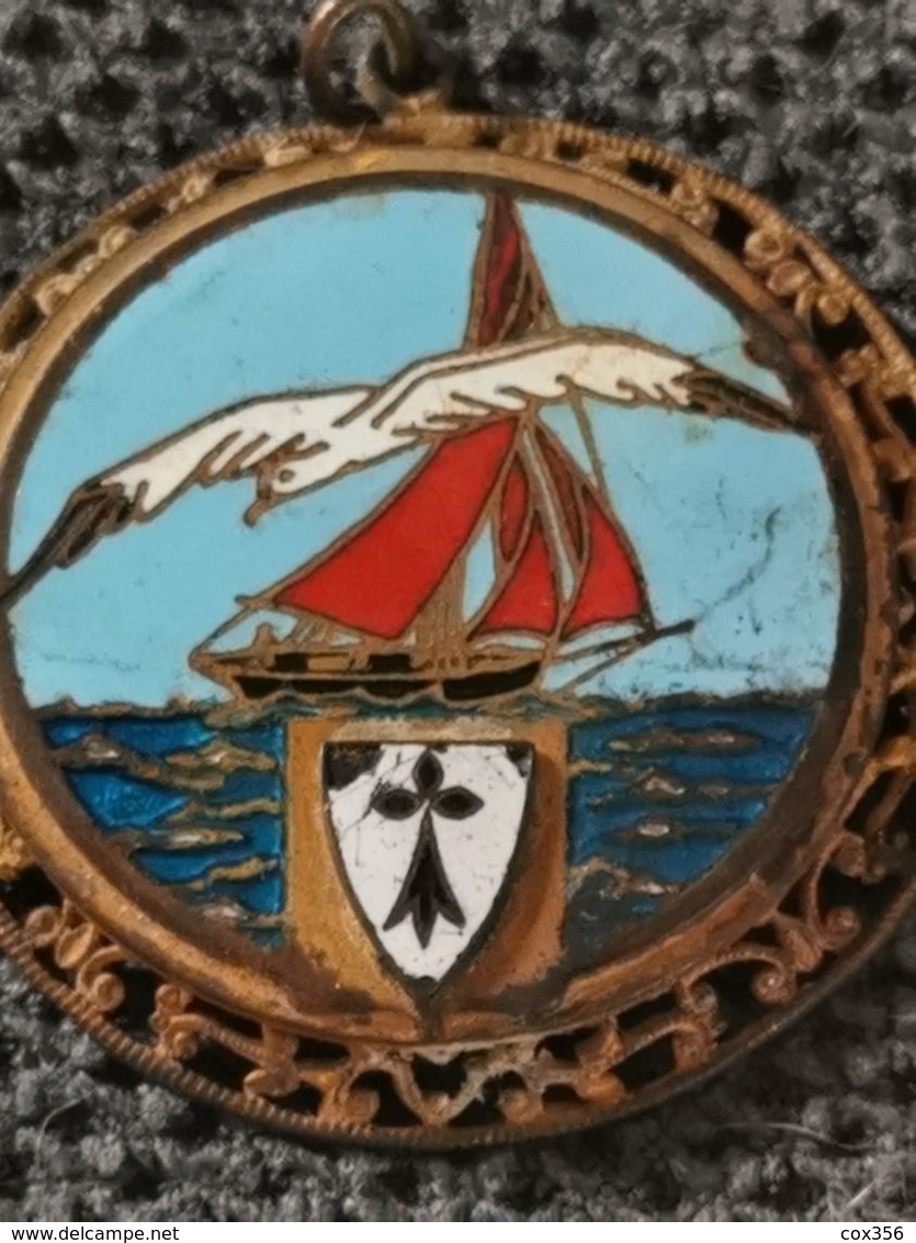 Pendentif Ancien émaillée Une Mouette Et Un Bateau Sigle Breton - Colgantes