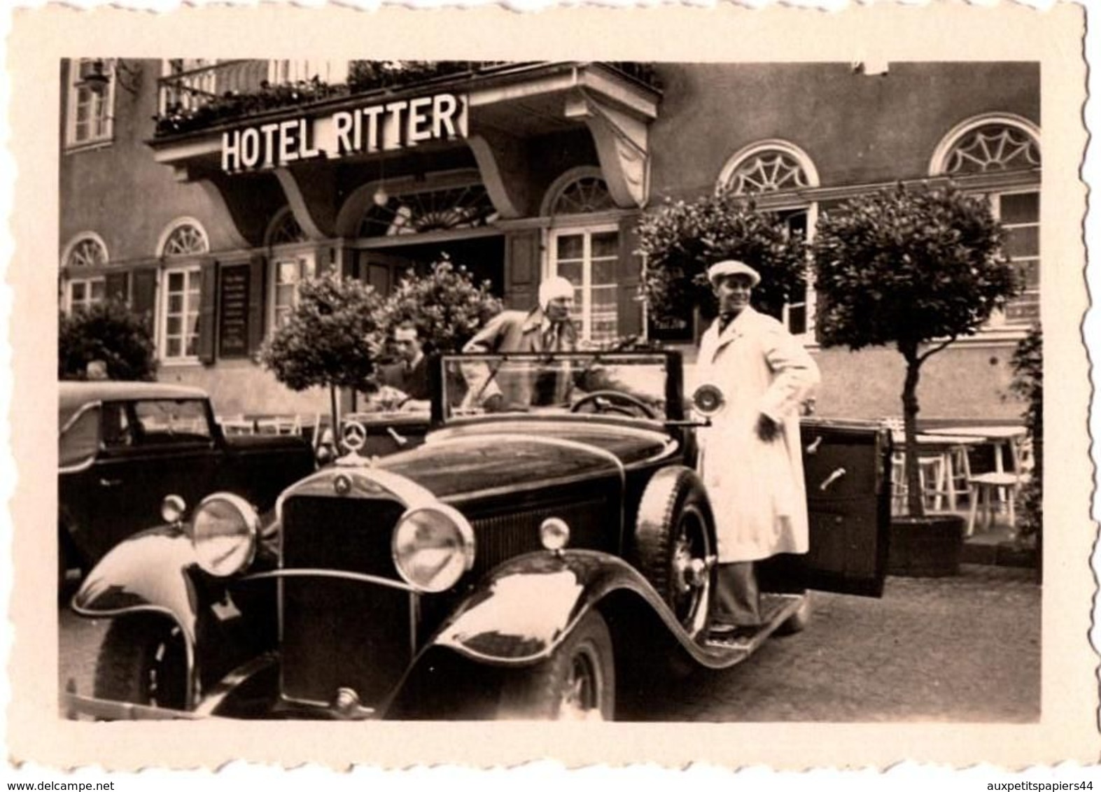 Photo Originale Mercedes-Benz 15/70/100 PS / Typ 400 & Jeune Hommes Devant L'Hôtel Ritter 1930/40 - Automobile