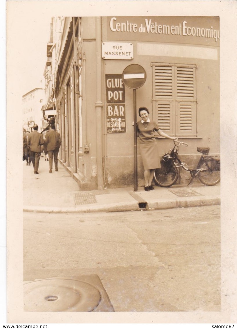 Cpa LIMOGES RUE MASSENET CENTRE DE VETEMENT ECONOMIQUE - Fotografia