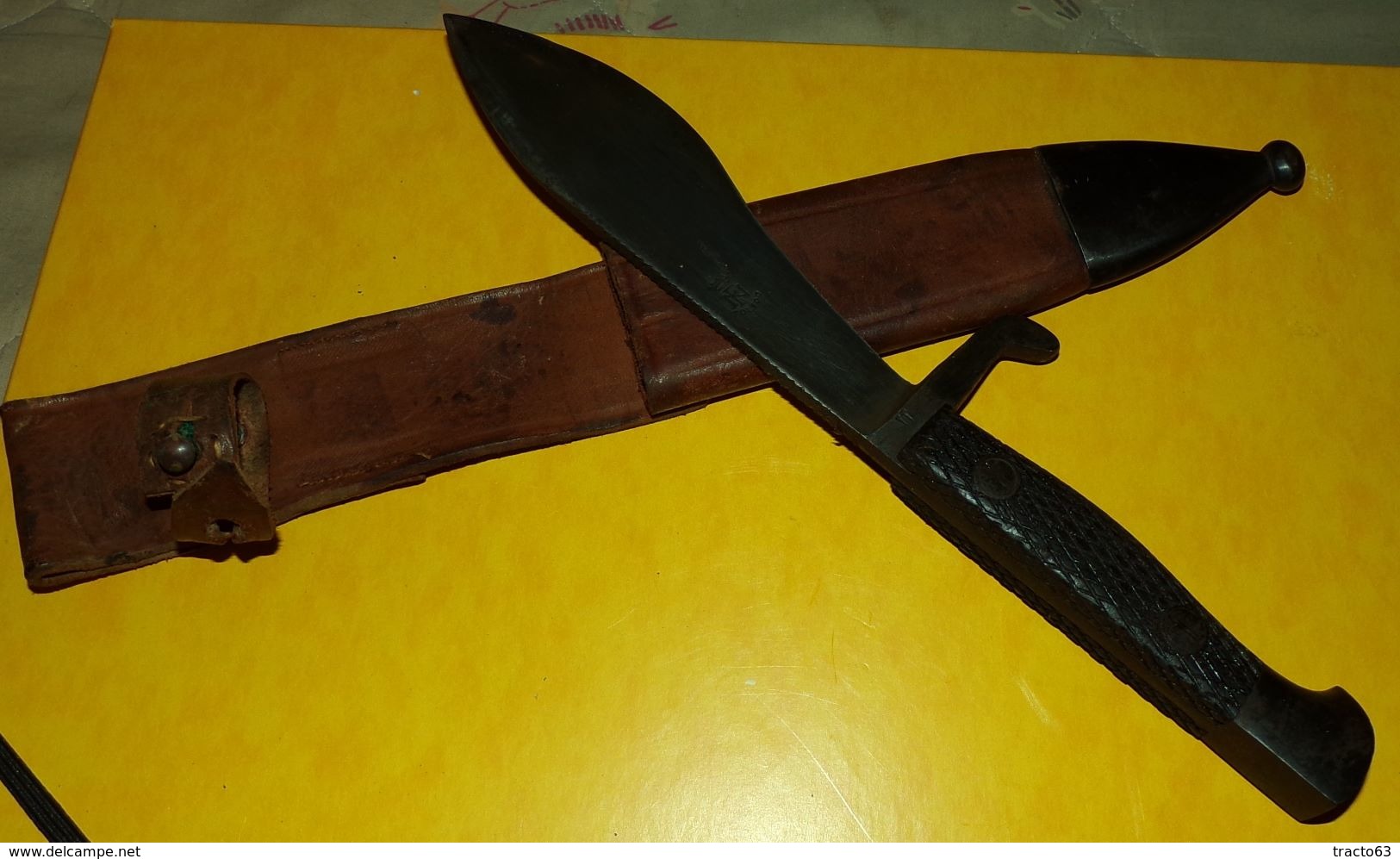 COUTEAU DE COMBAT DES PARACHUTISTES DE L'ARMEE ESPAGNOLE , AVEC SON ETUI EN CUIR AVEC BOUT EN METAL , MARQUAGE FABRICATI - Knives/Swords