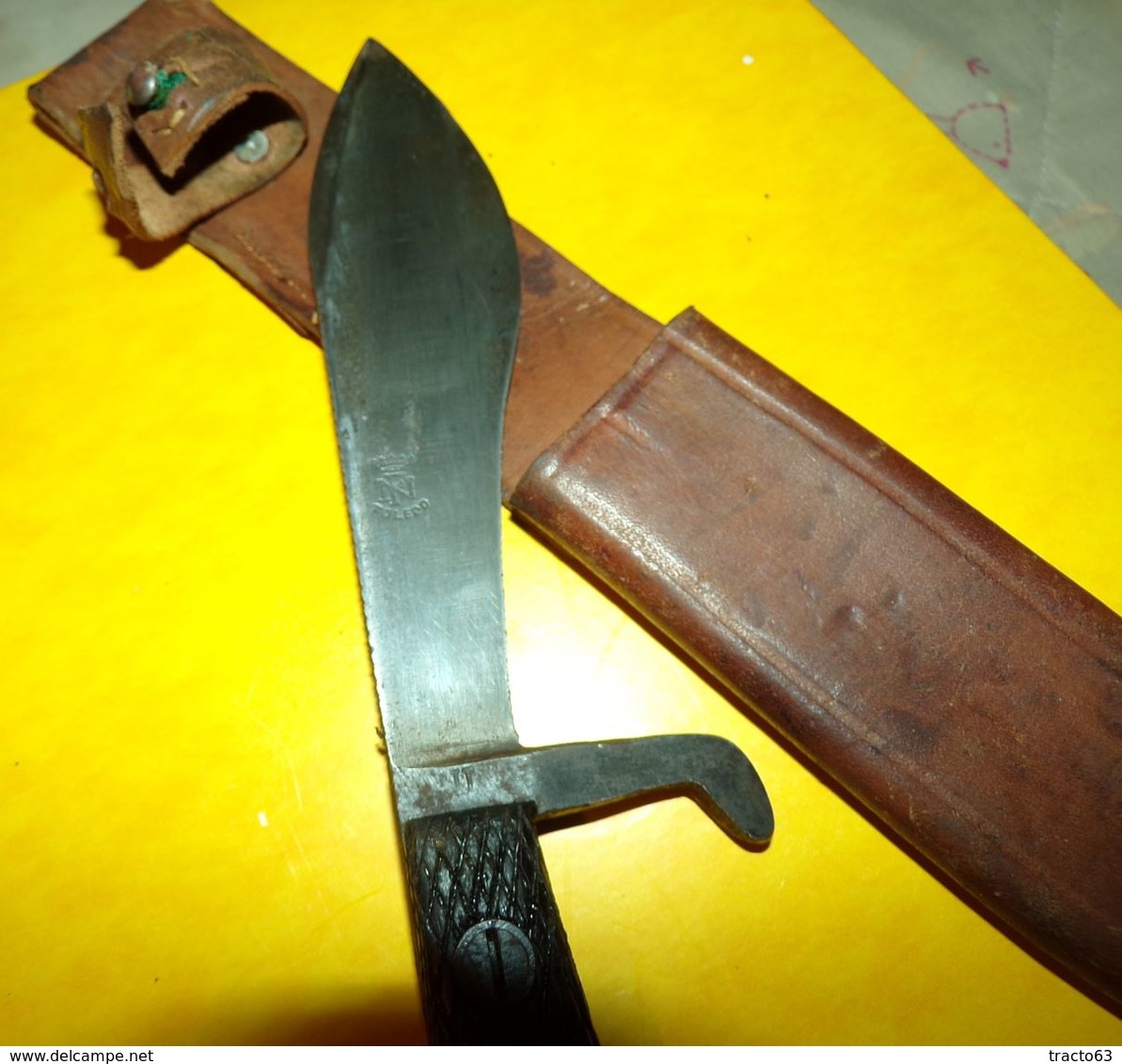 COUTEAU DE COMBAT DES PARACHUTISTES DE L'ARMEE ESPAGNOLE , AVEC SON ETUI EN CUIR AVEC BOUT EN METAL , MARQUAGE FABRICATI - Knives/Swords