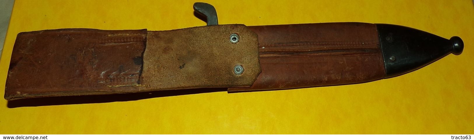 COUTEAU DE COMBAT DES PARACHUTISTES DE L'ARMEE ESPAGNOLE , AVEC SON ETUI EN CUIR AVEC BOUT EN METAL , MARQUAGE FABRICATI