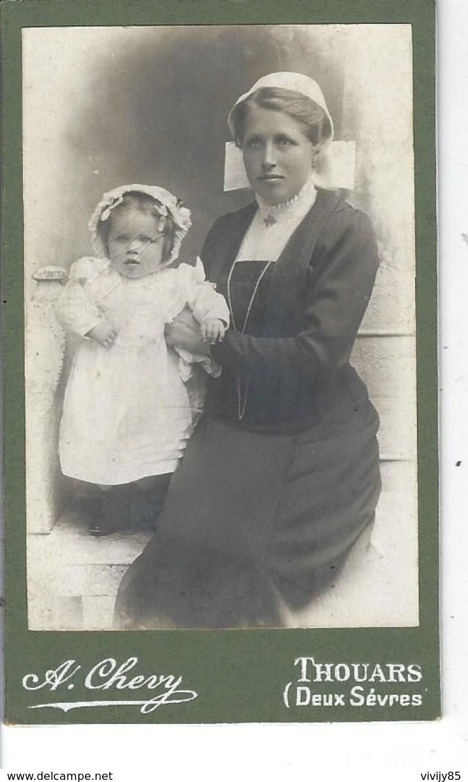 79 - THOUARS - T.Belle Petite Carte Photo D'une Femme Avec Fillette En Costume De L'époque ( Coiffe Régionale ) - Thouars