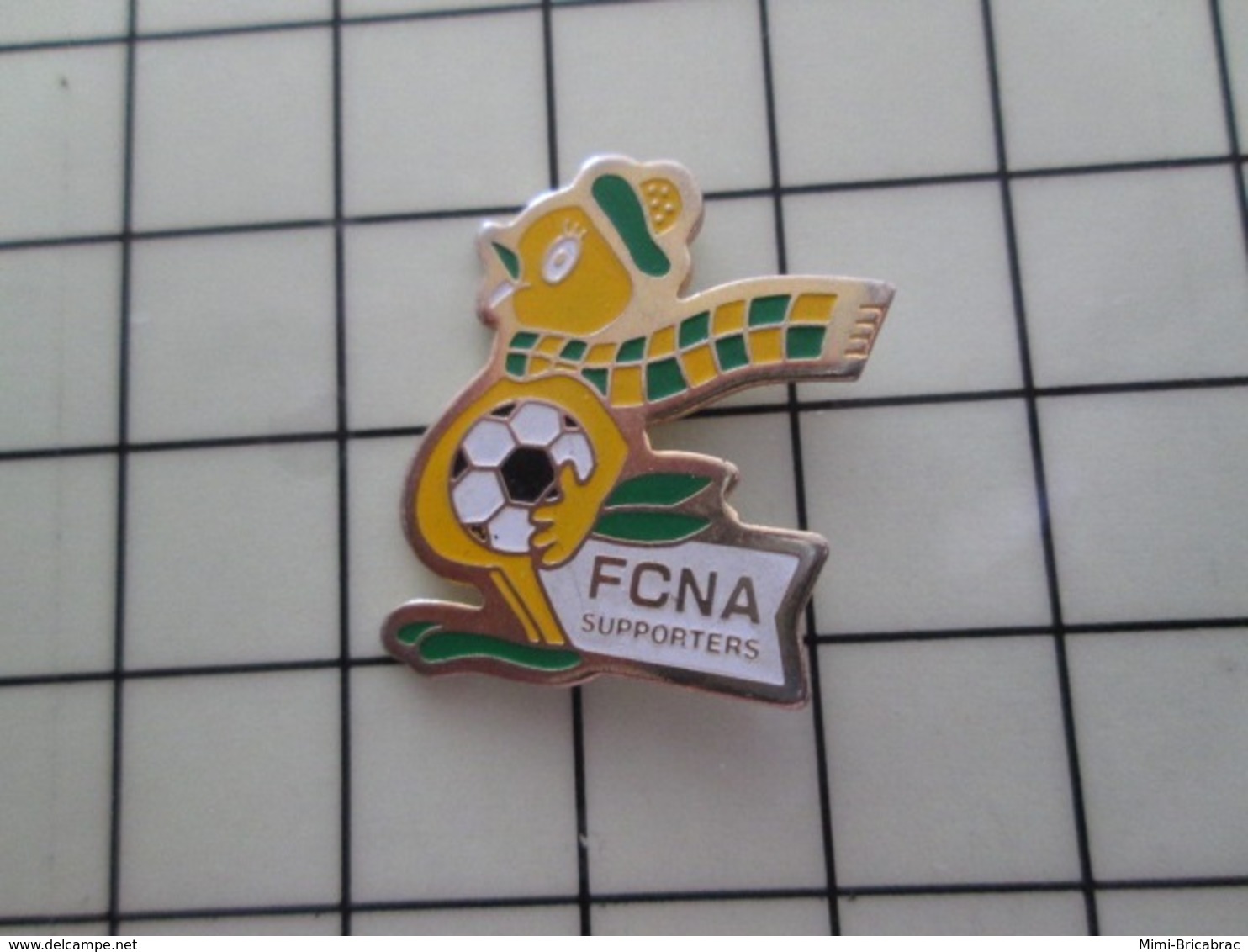 316c Pin's Pins / Beau Et Rare / THEME : ASSOCIATIONS / SUPPORTERS FOOTBALL NANTES FCNA CANARIS - Associazioni