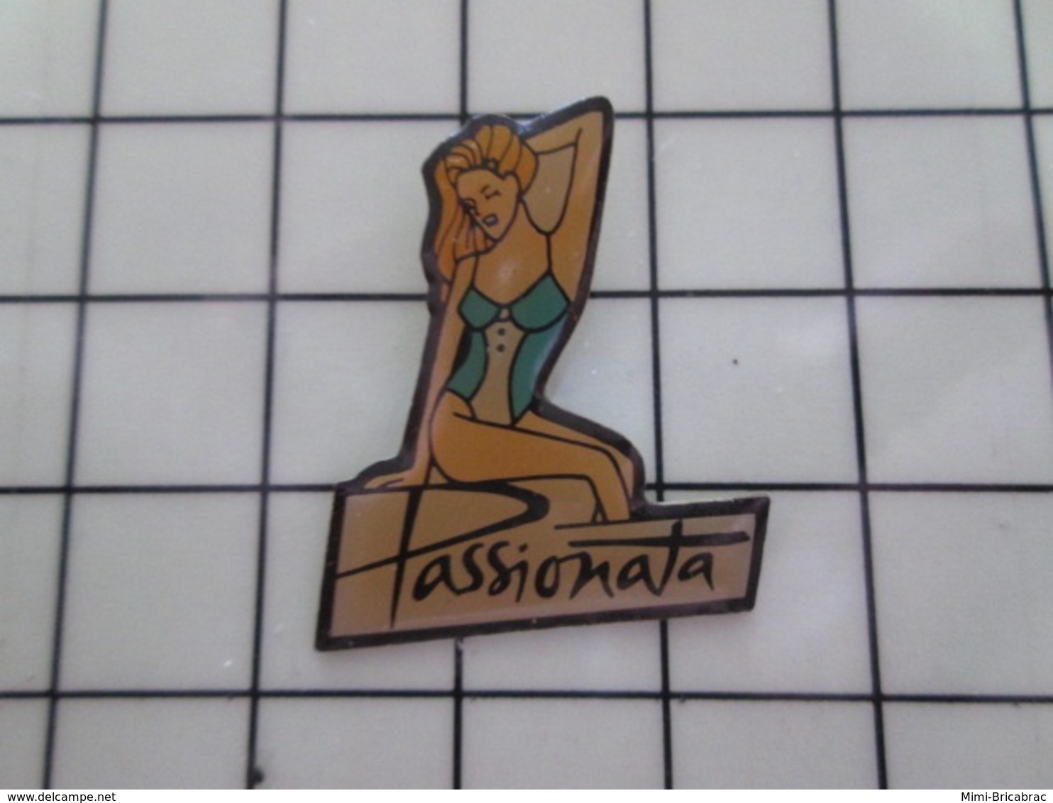 316c Pin's Pins / Beau Et Rare / THEME : PIN-UPS / BLONDE  EN LINGERIE - Pin-ups