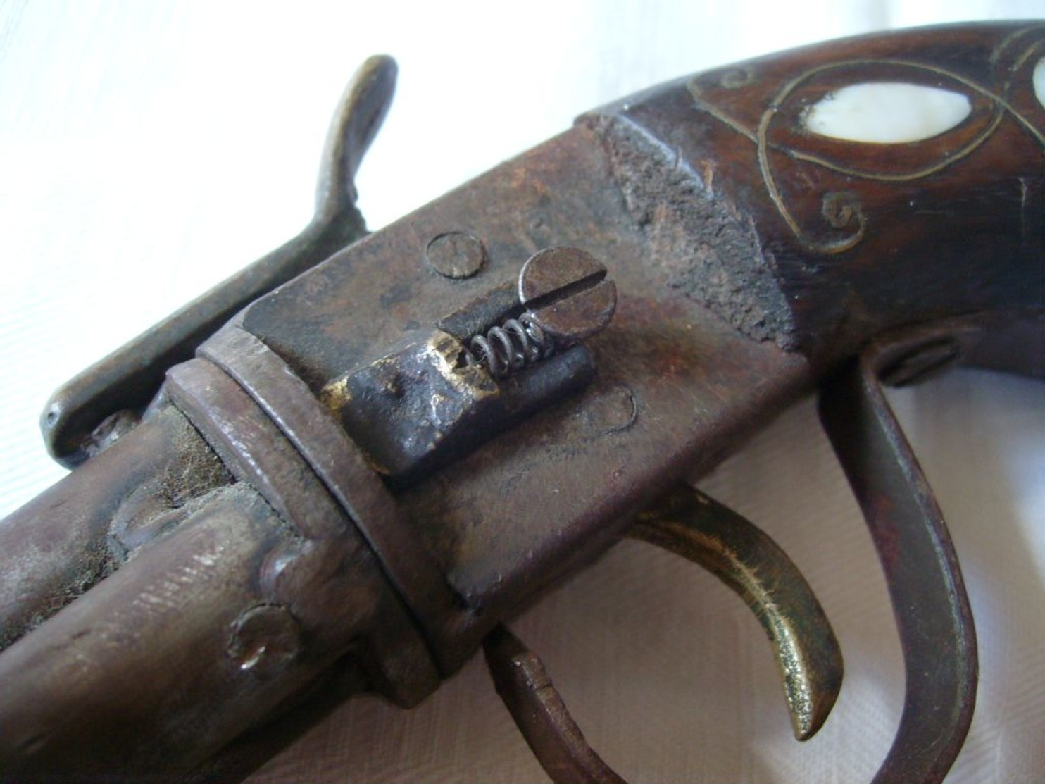 PISTOLET A TROIS CANONS TOURNANTS - CROSSE EN BOIS ET NACRE - Armas De Colección