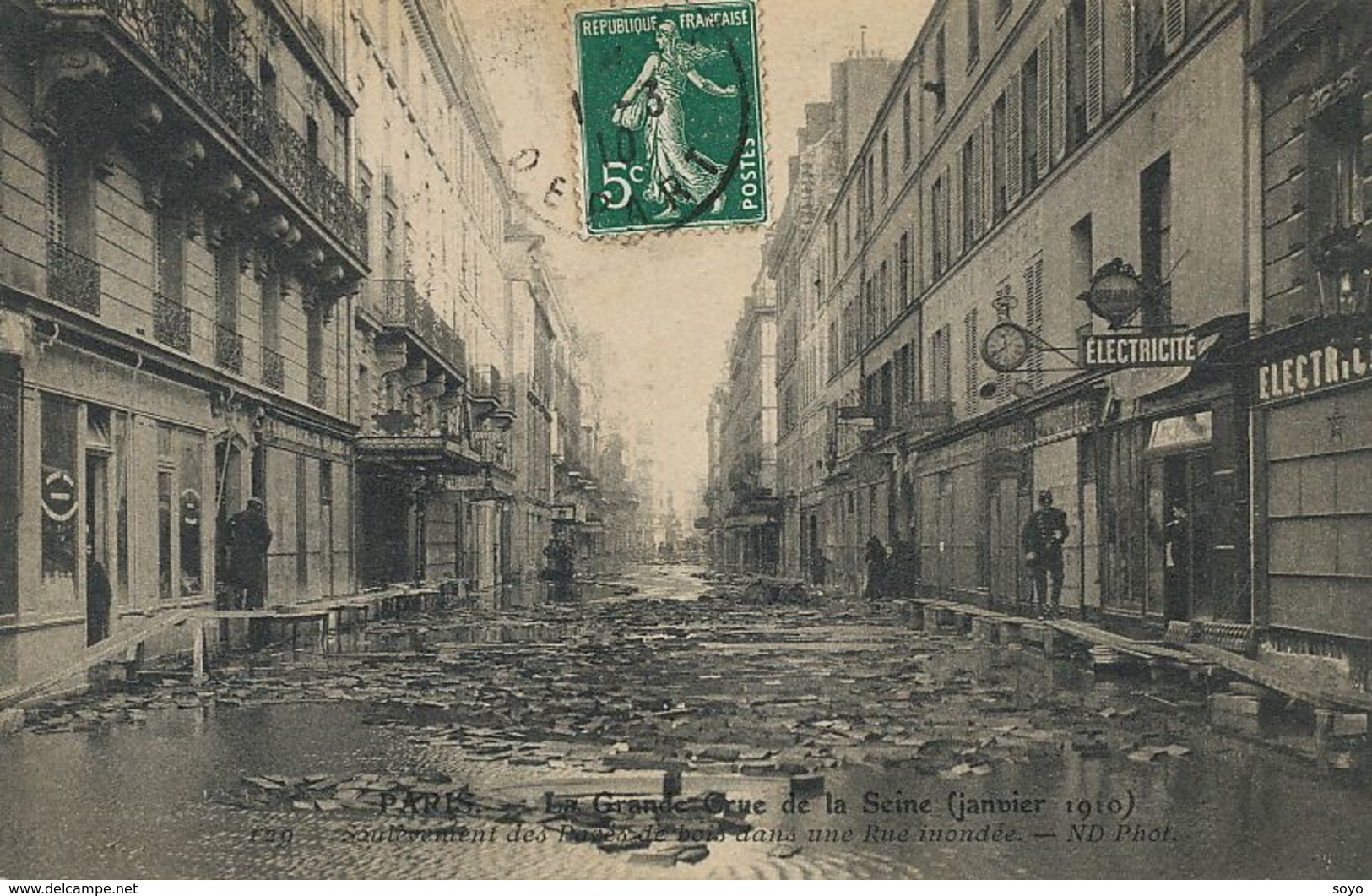 Paris Inondations Pavés De Boix Flottants Paving  Wood ;  Electricité Pub . Horloge - Floods