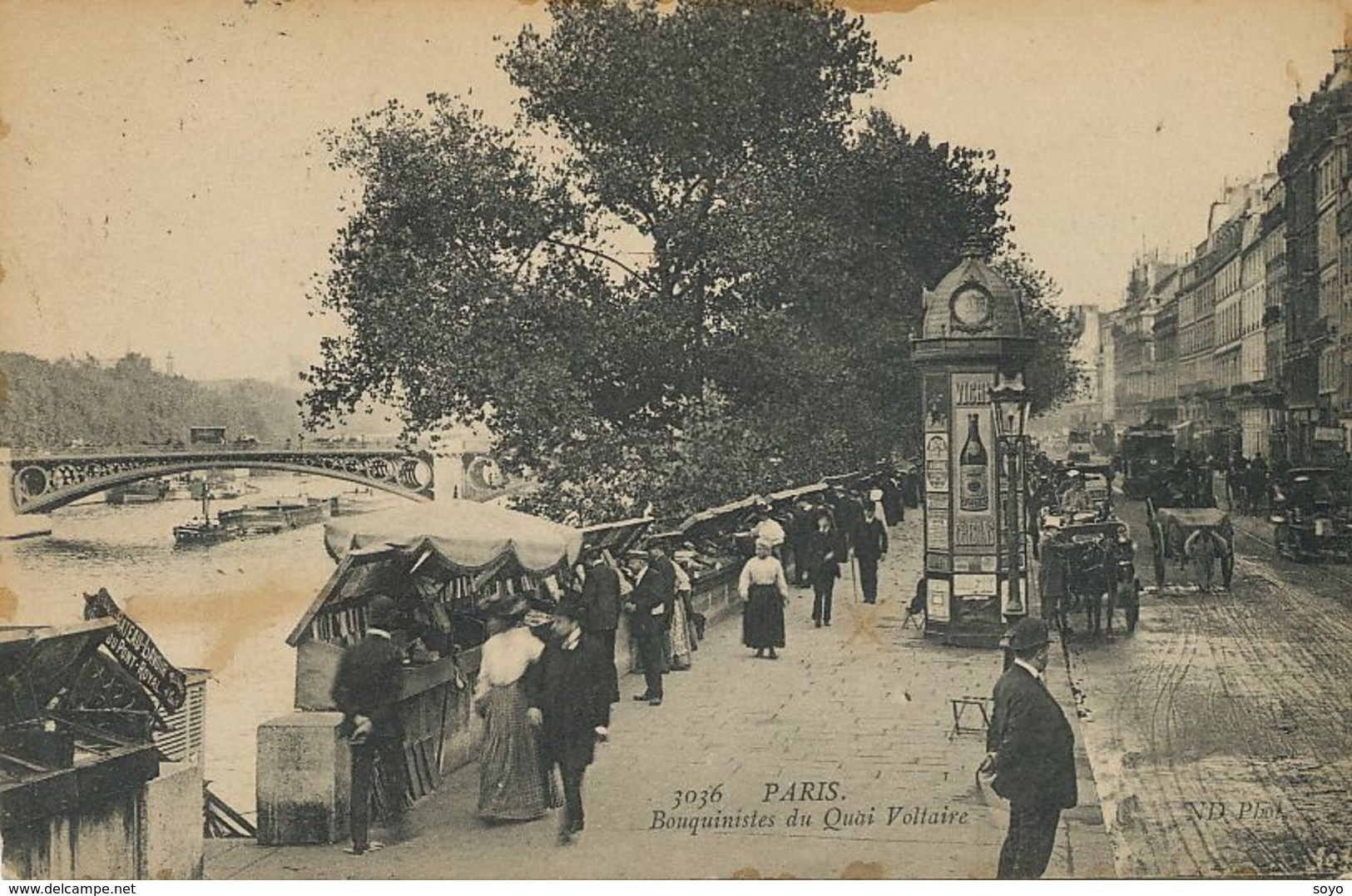 Bouquinistes Book Sellers Quai Voltaire  Colonne Pub Vichy Celestins . Dos Collage - Shopkeepers