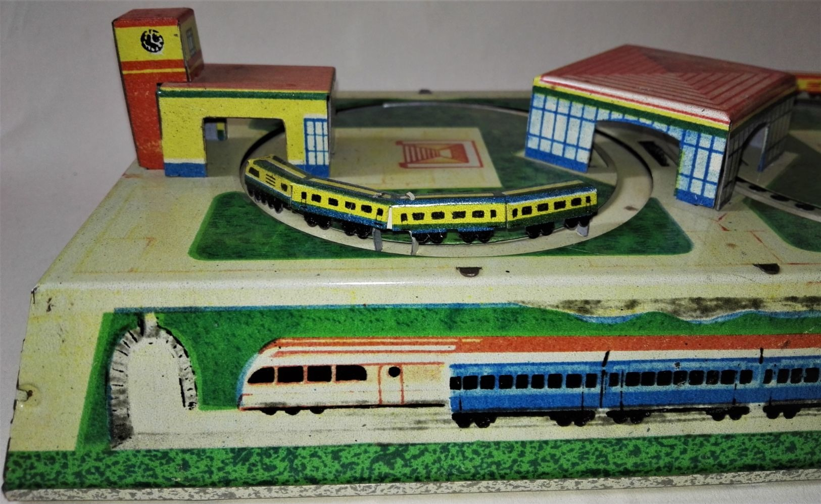 Antiguo Juguete De Hojalata - Tren, Estación De Tren / 12x24cm / Funciona - Jouets Anciens