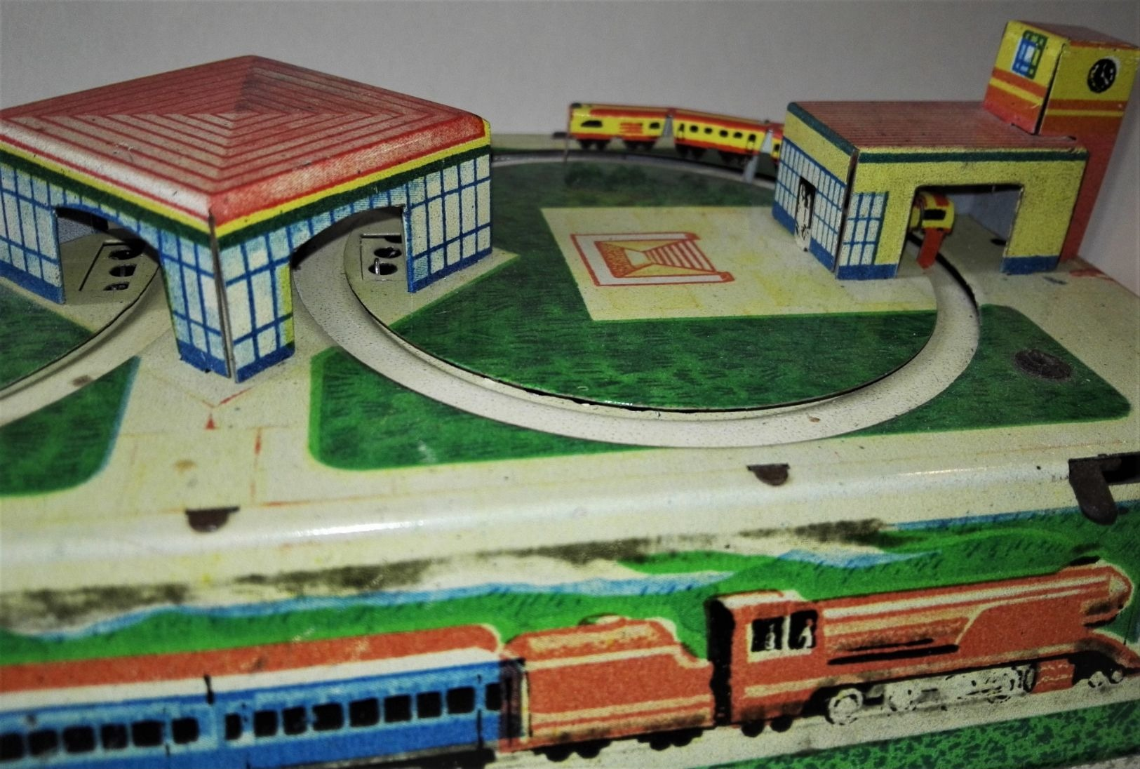 Antiguo Juguete De Hojalata - Tren, Estación De Tren / 12x24cm / Funciona - Jouets Anciens