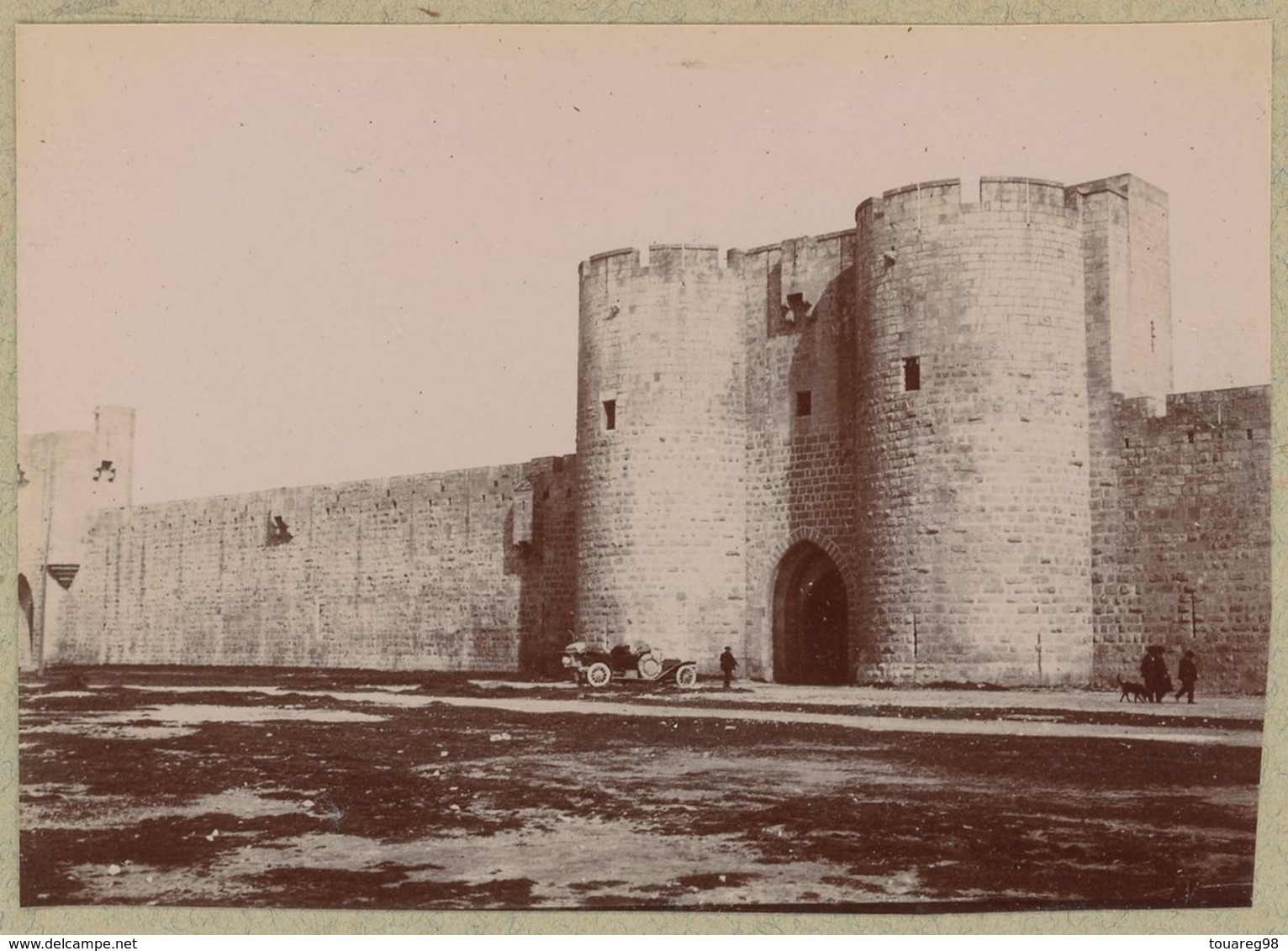 Automobile Des Débuts Devant Les Remparts D'Aigues-Mortes (Gard). Tirage Citrate Circa 1900-1910. - Lieux