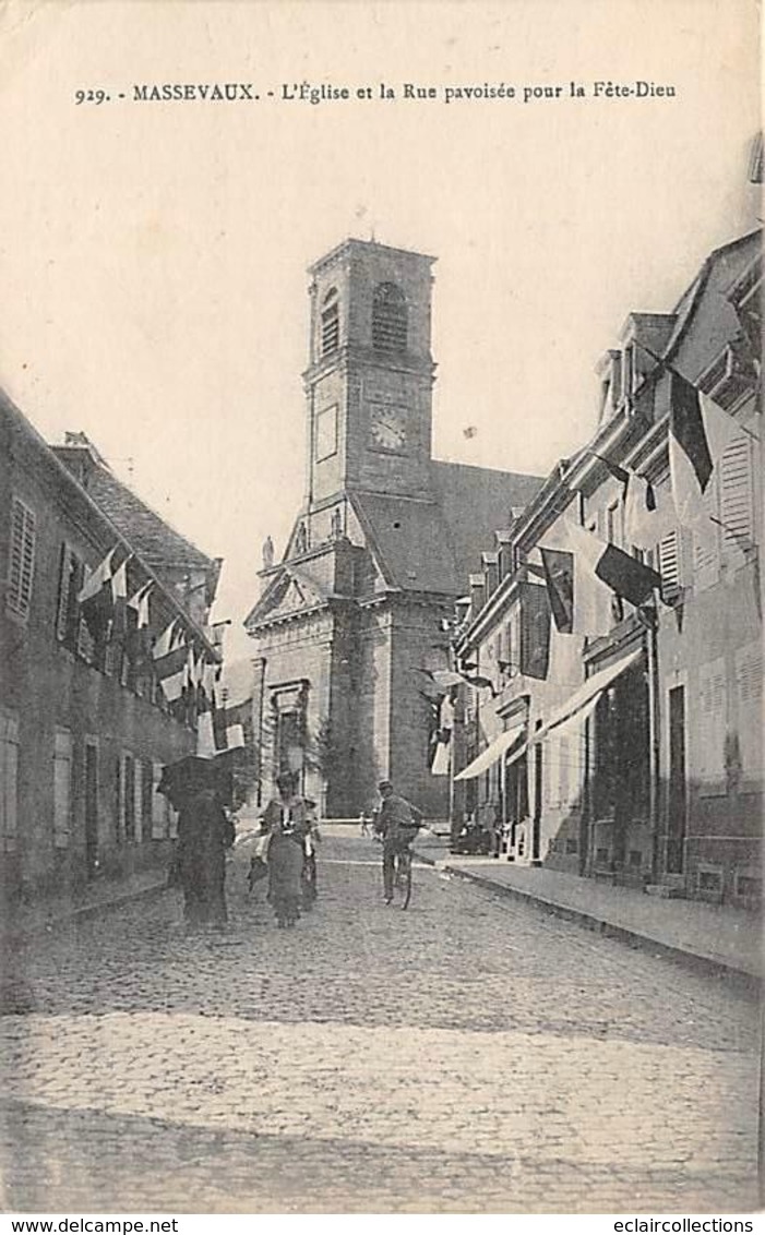 Masevaux     68       L'Eglise Et La Rue Pavoisée Pour La Fête Dieu    (voir Scan) - Masevaux