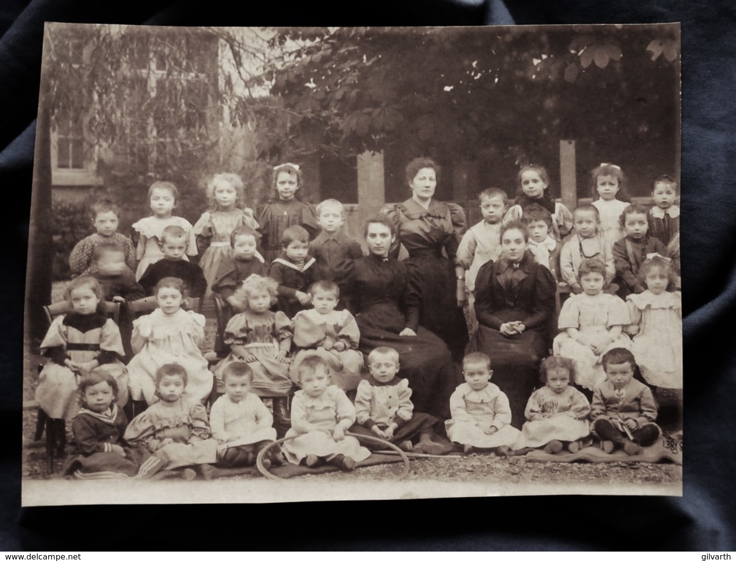 Photo De Classe : Jardin D'enfants, Maternelle Dans Une Cour Avec Leurs Maîtresses  CA 1895 - L513 - Anciennes (Av. 1900)