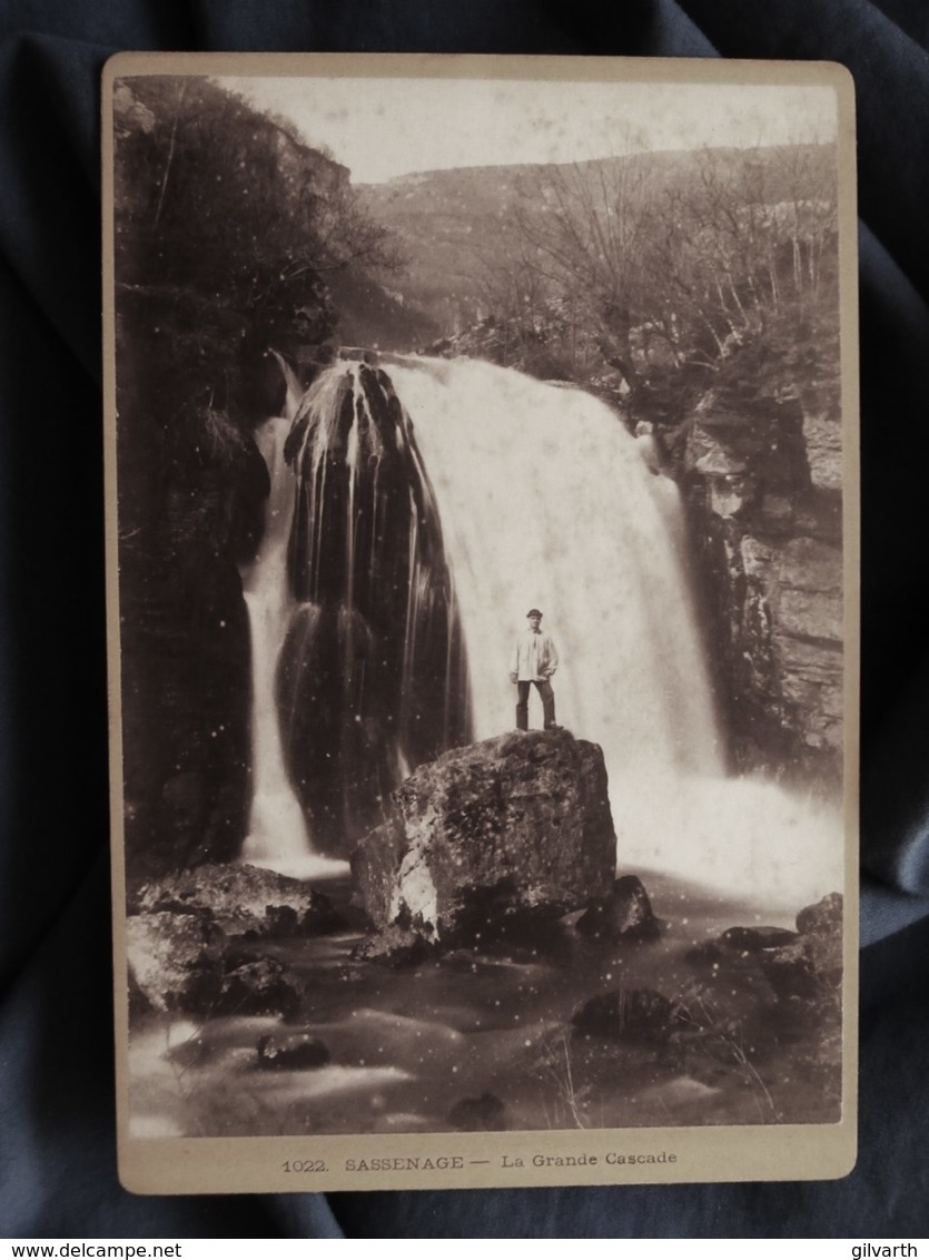 Photo Format Cabinet  Sassenage  La Grande Cascade  Homme Sur Un Rocher  CA 1890 - L513 - Anciennes (Av. 1900)